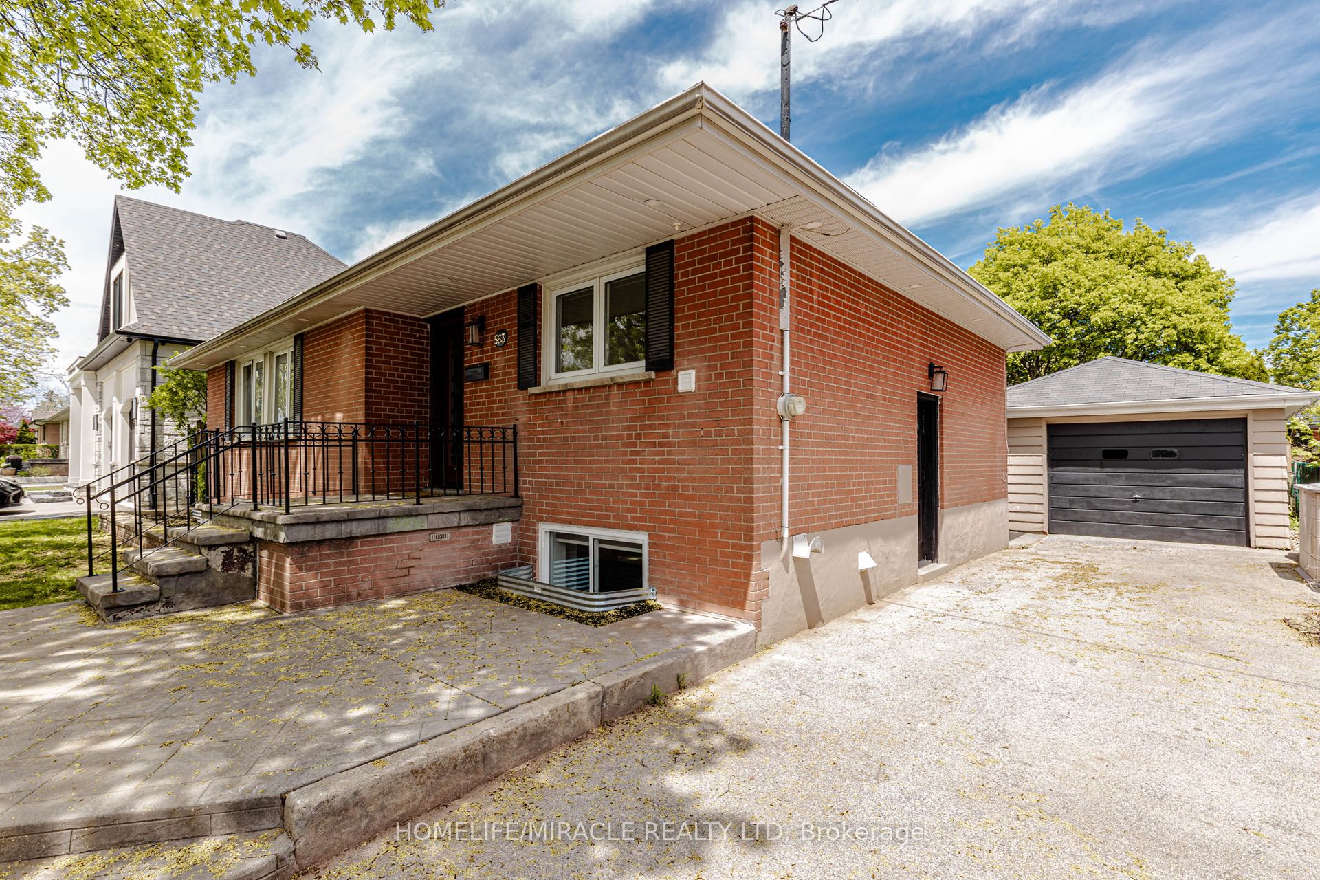 563 Taplow Crescent