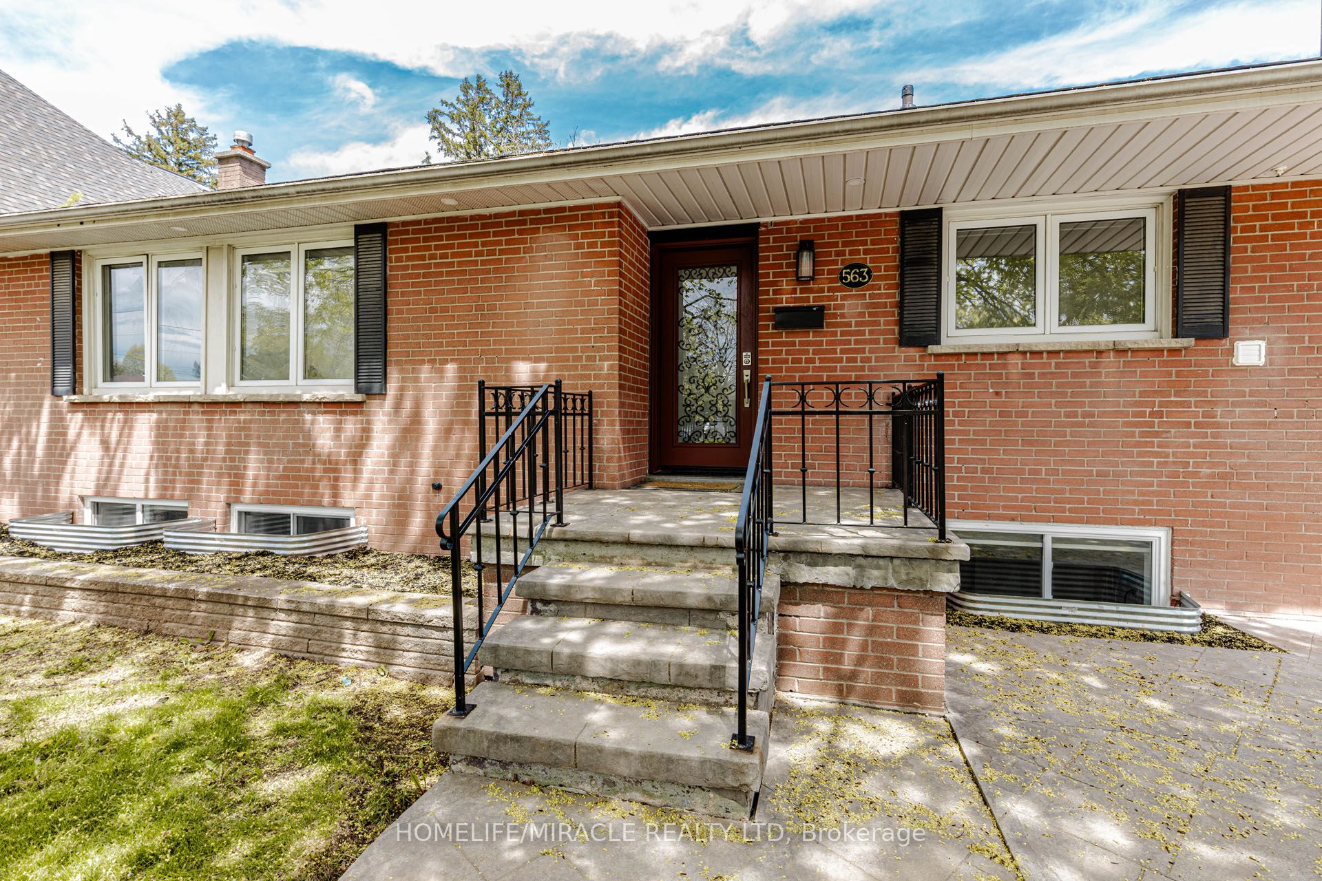 563 Taplow Crescent