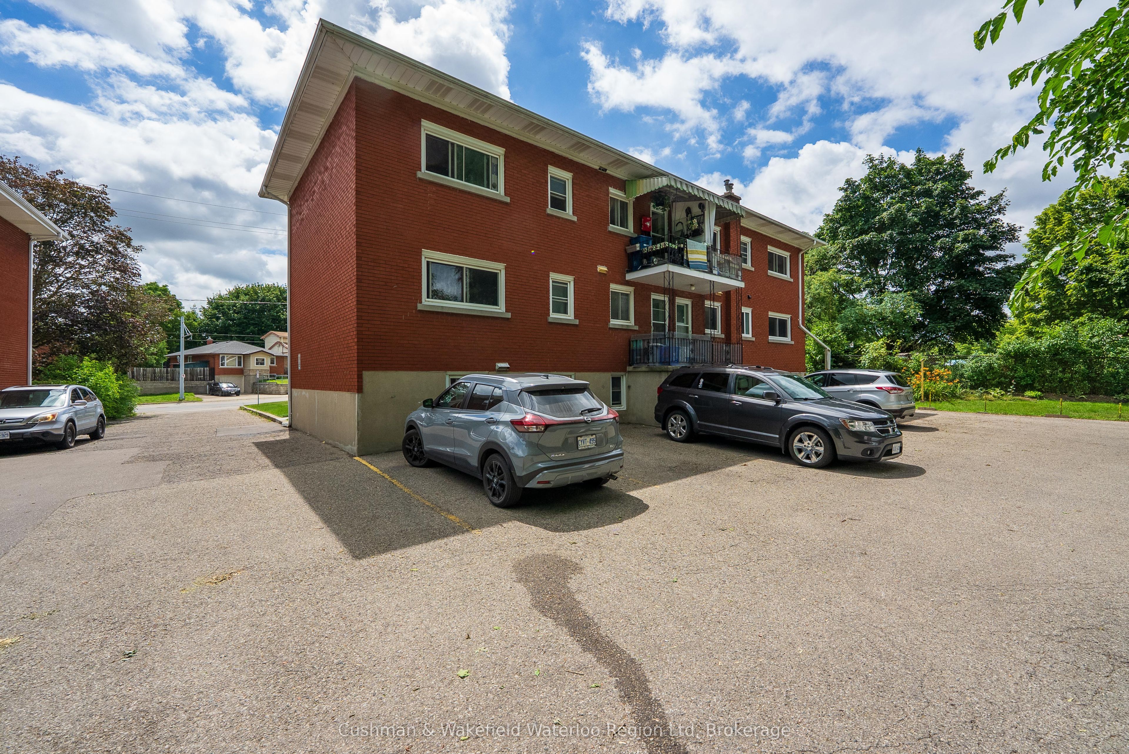 282 Ottawa Street S
