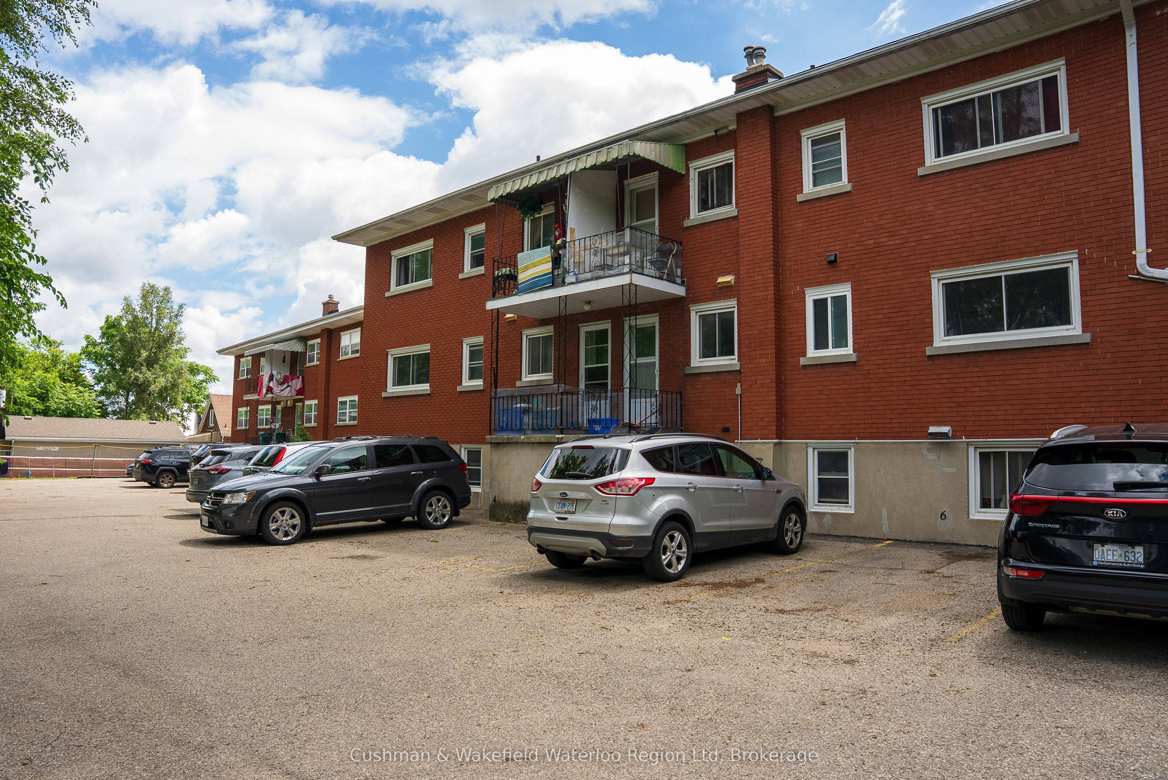 282 Ottawa Street S