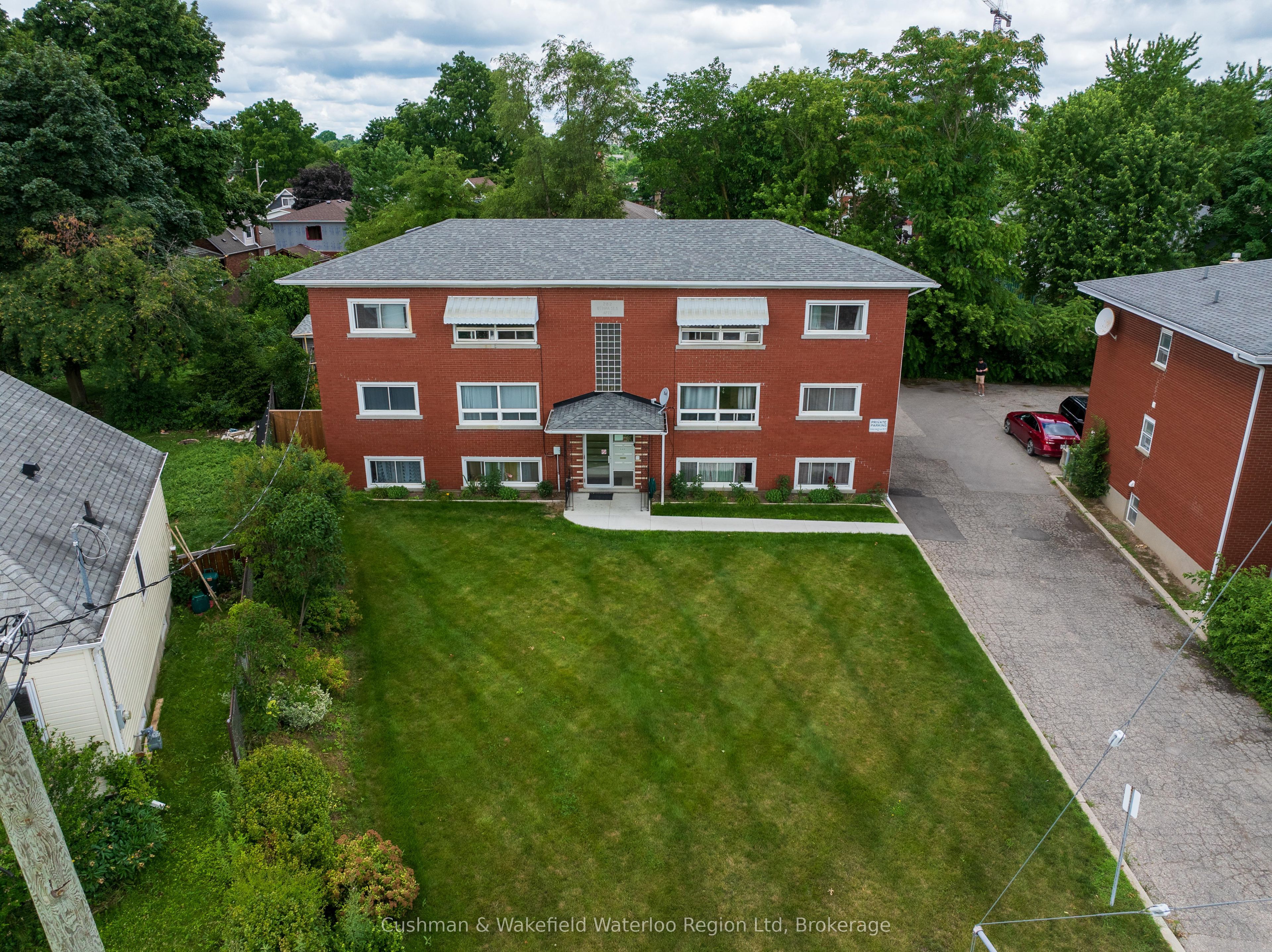282 Ottawa Street S