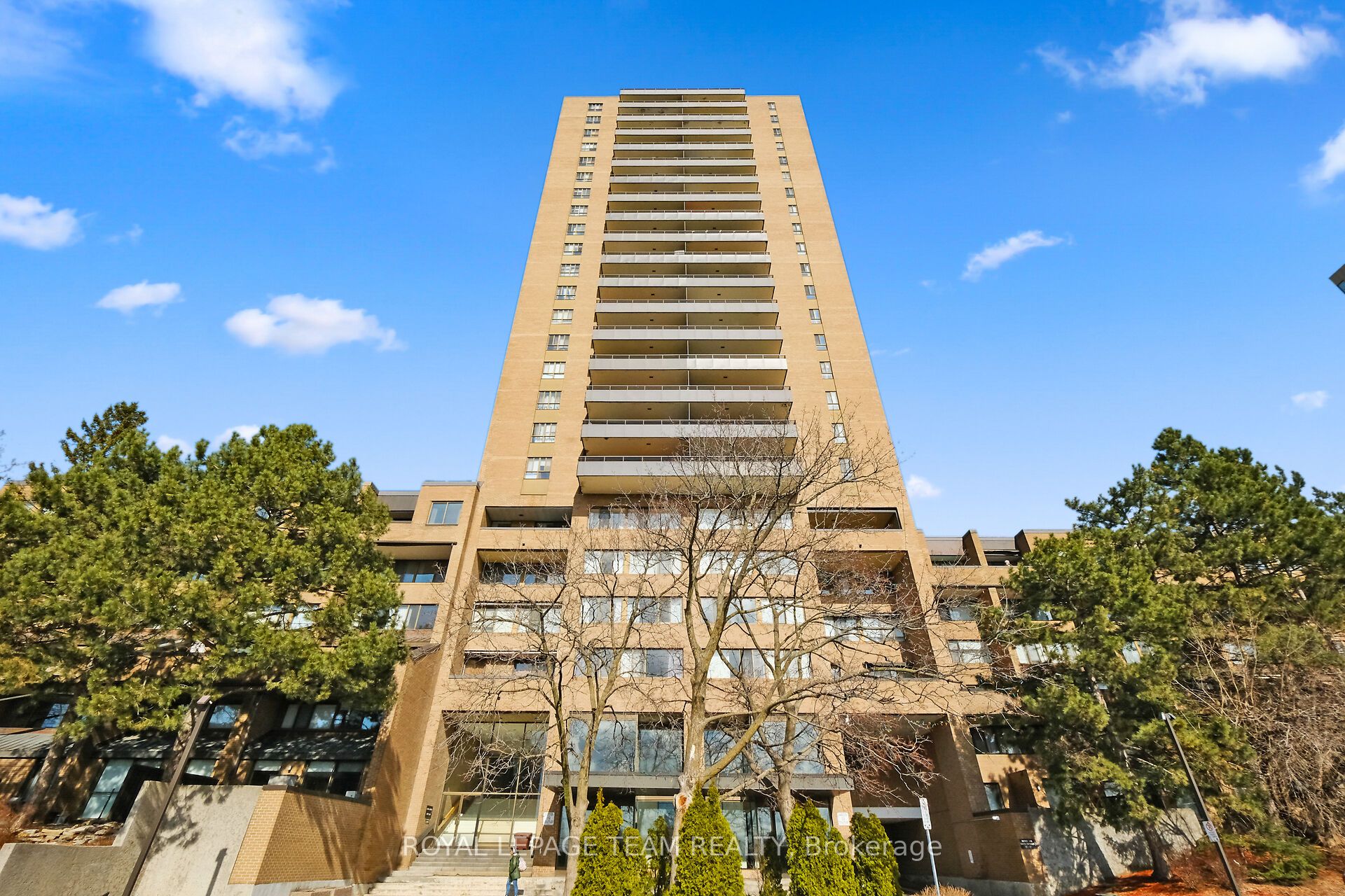 515 St Laurent Boulevard 2012