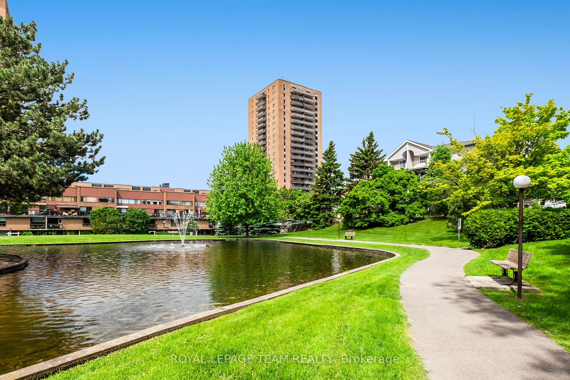 515 St Laurent Boulevard 2012