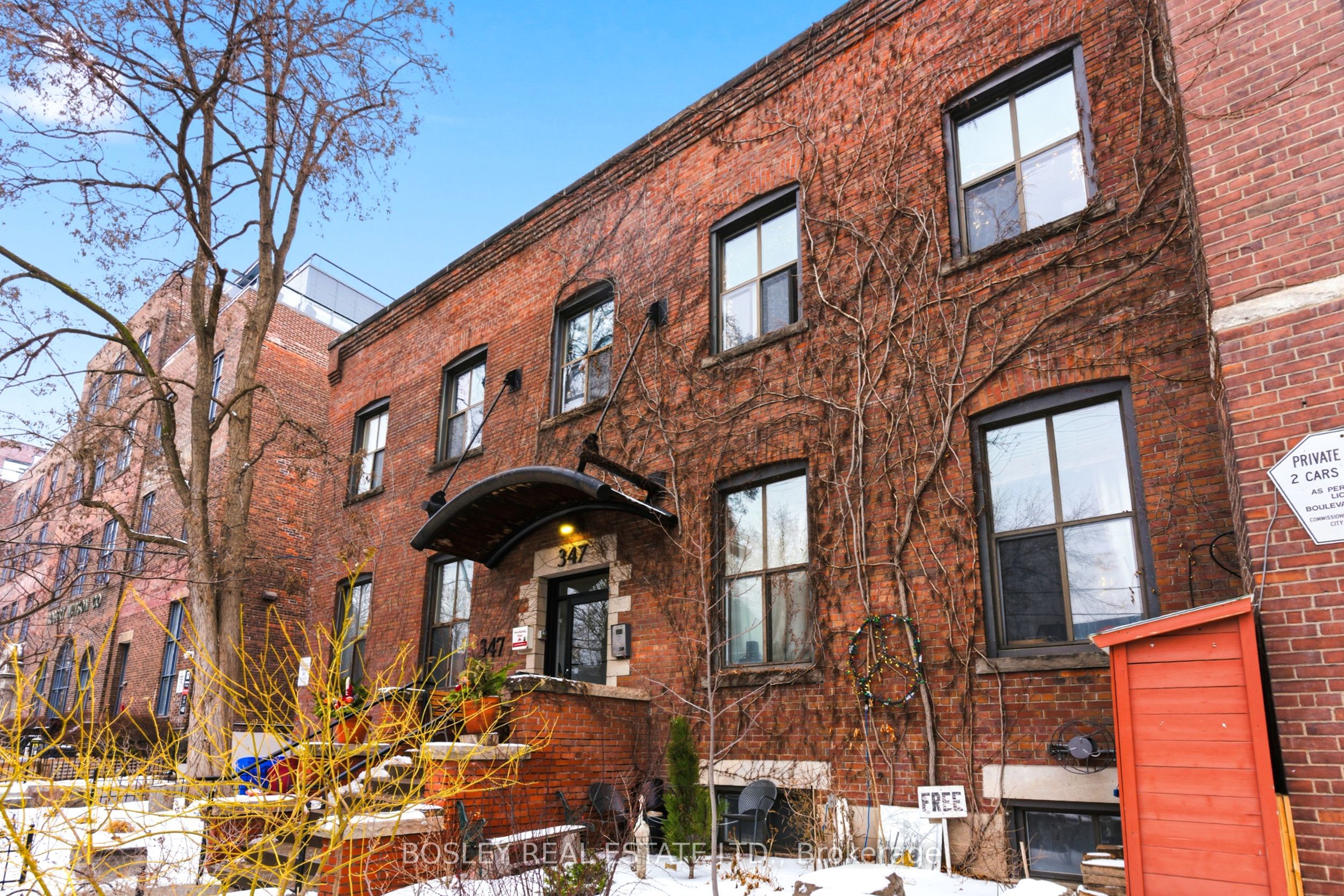 347 Sorauren Avenue 209