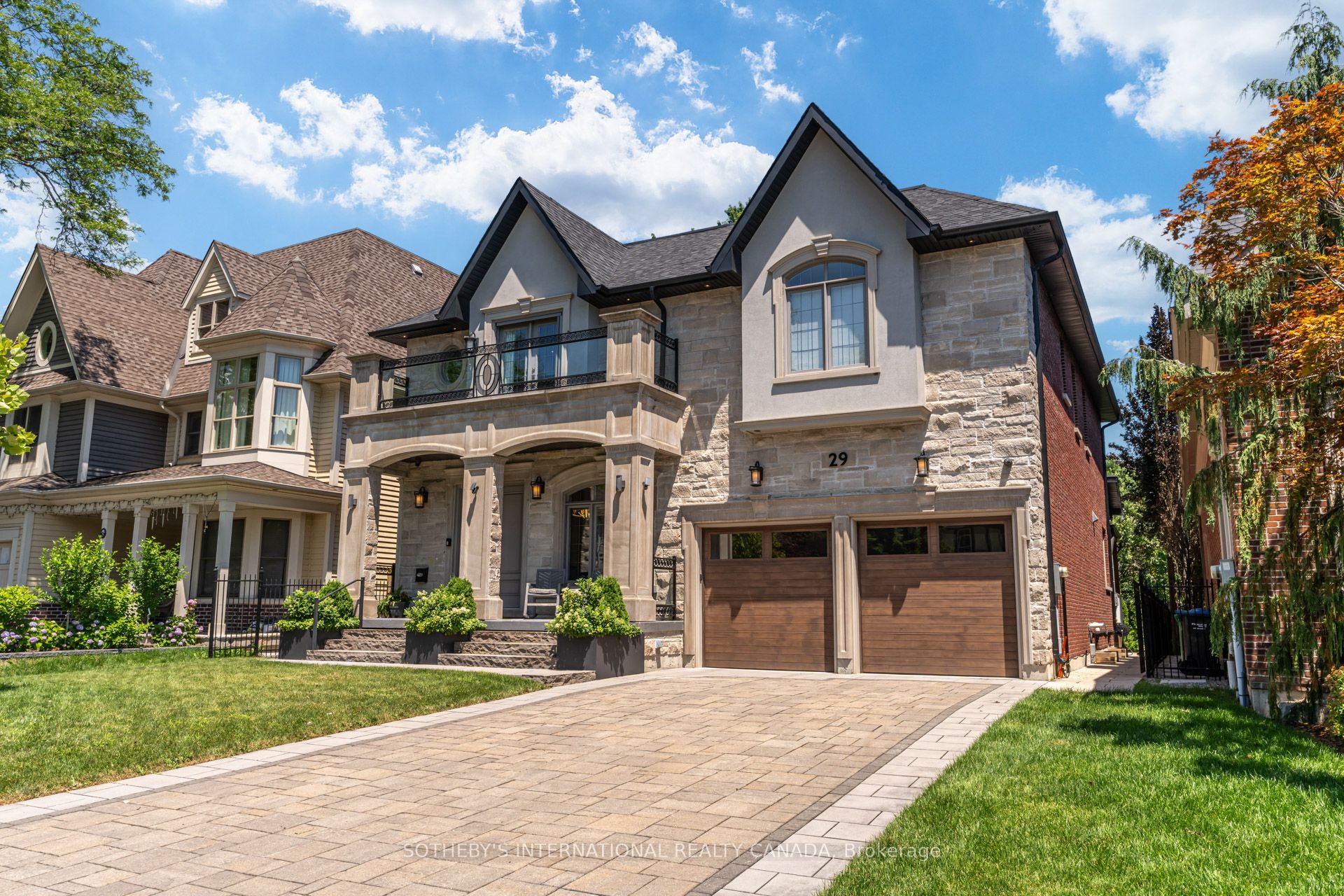 29 Oakwood Avenue S