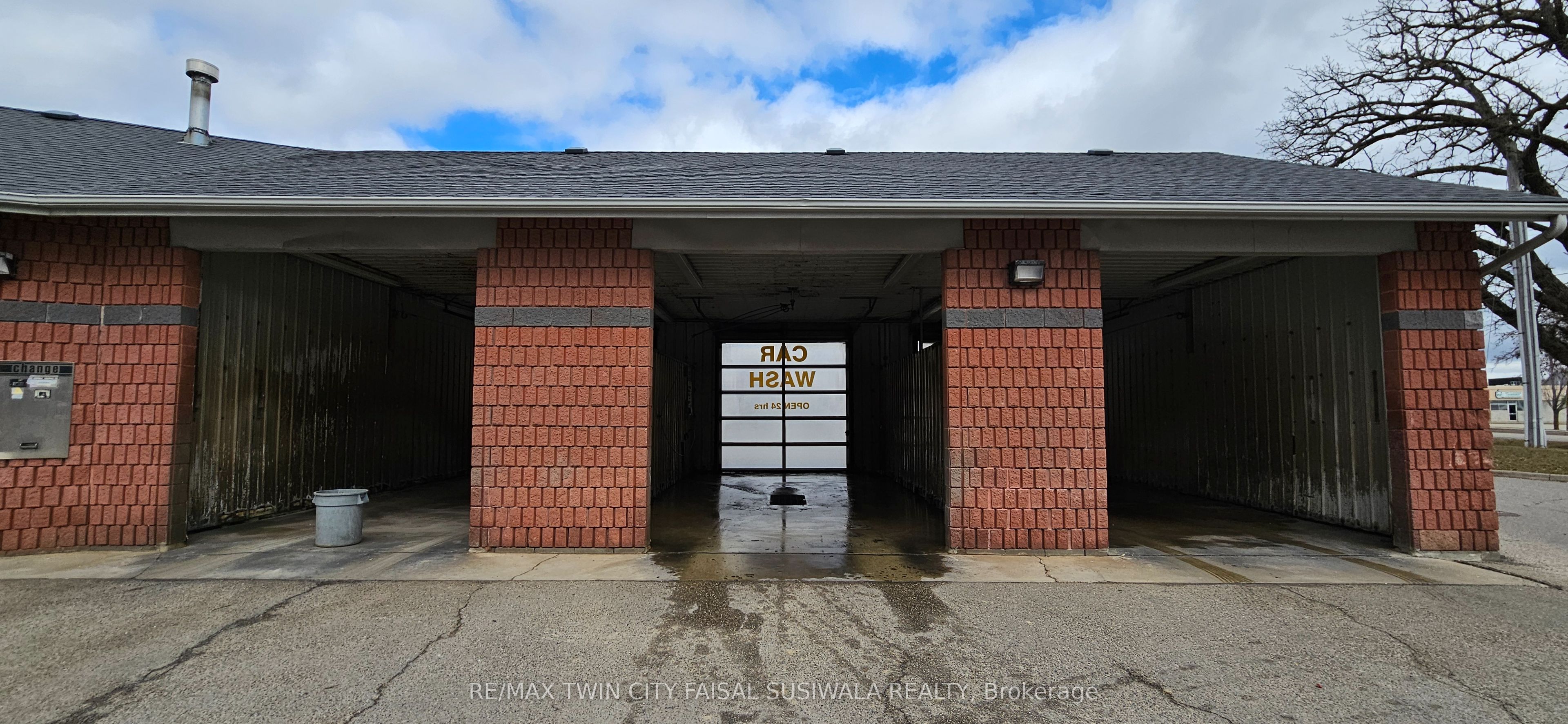 150 Dundas Street S