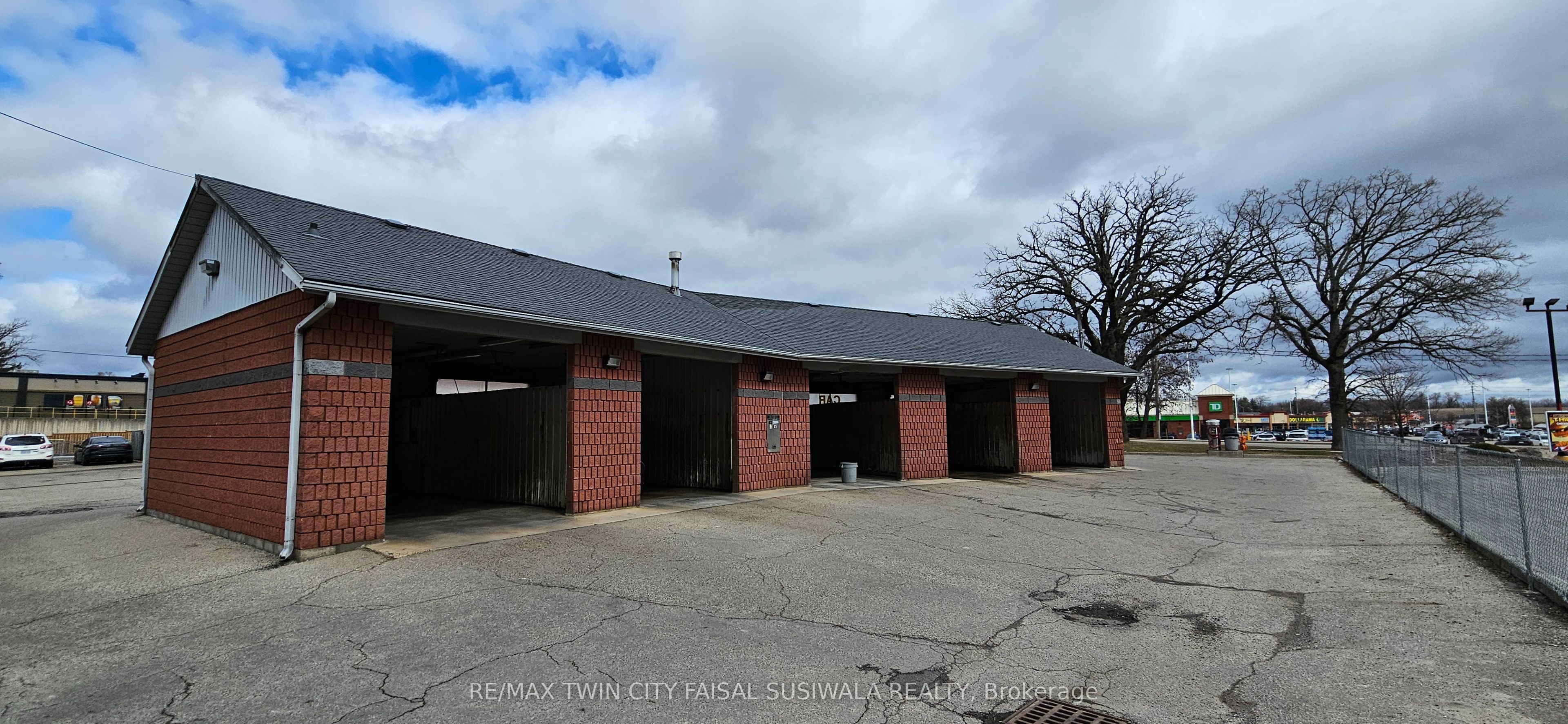 150 Dundas Street S