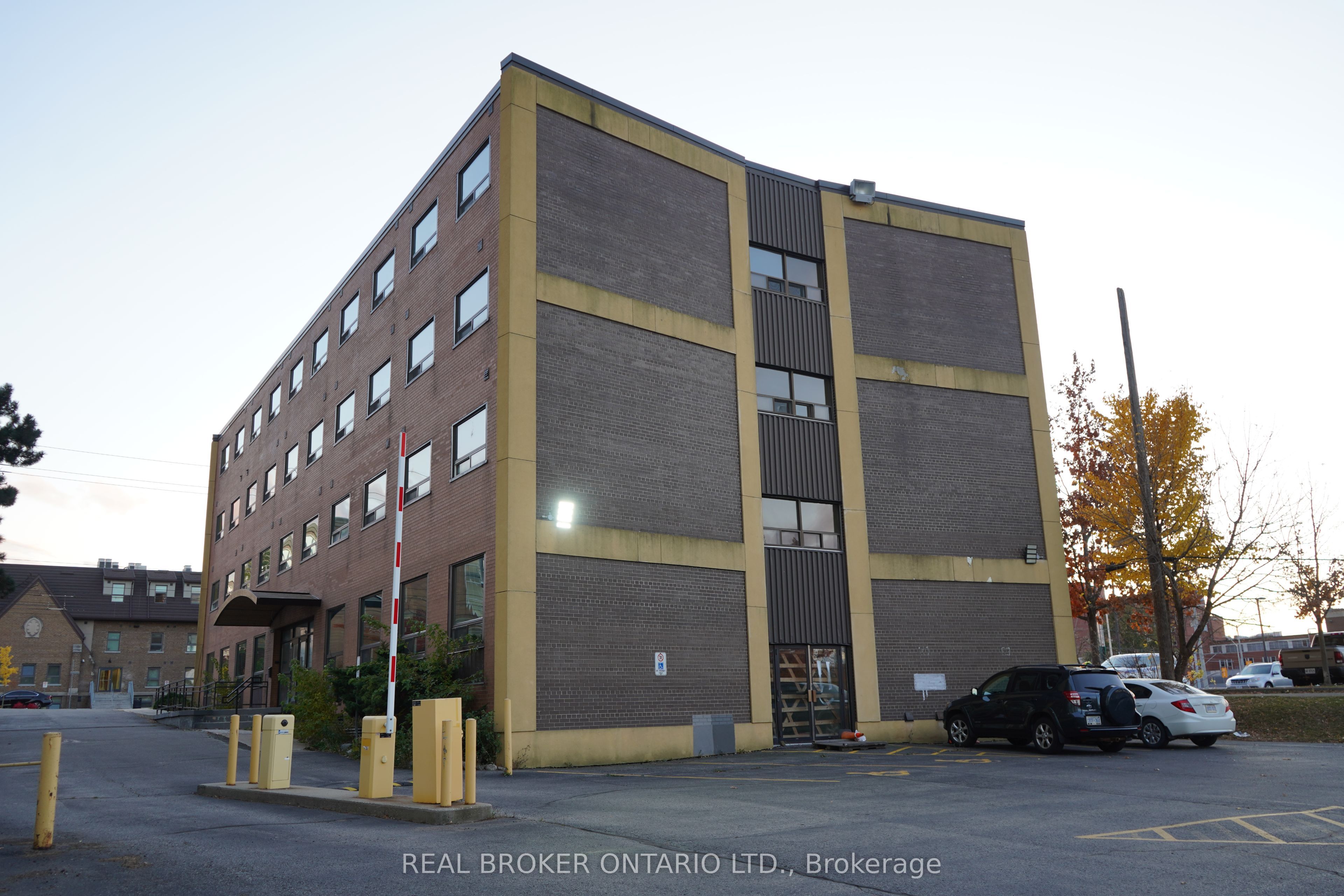 824 King Street W