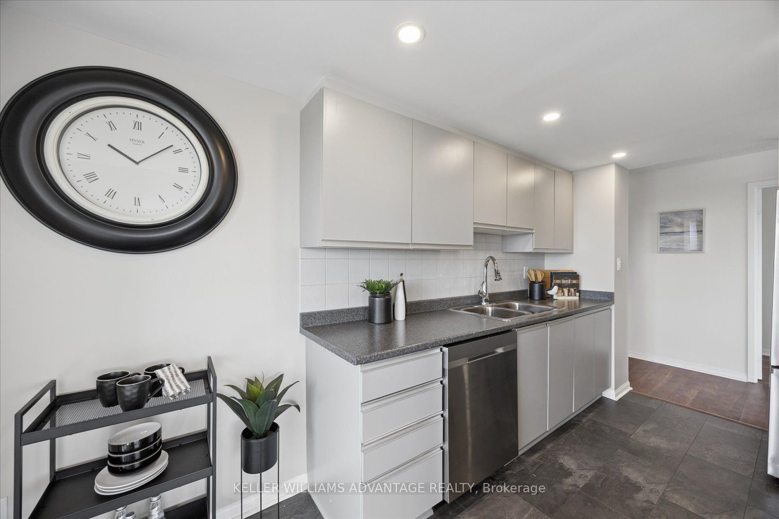 712 Rossland Road E 903