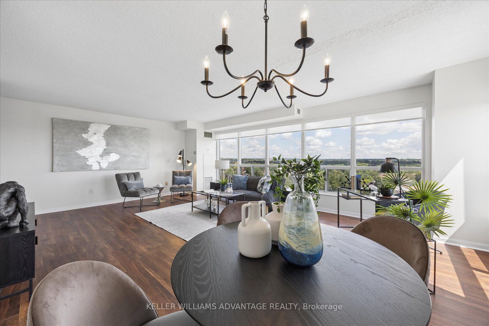 712 Rossland Road E 903