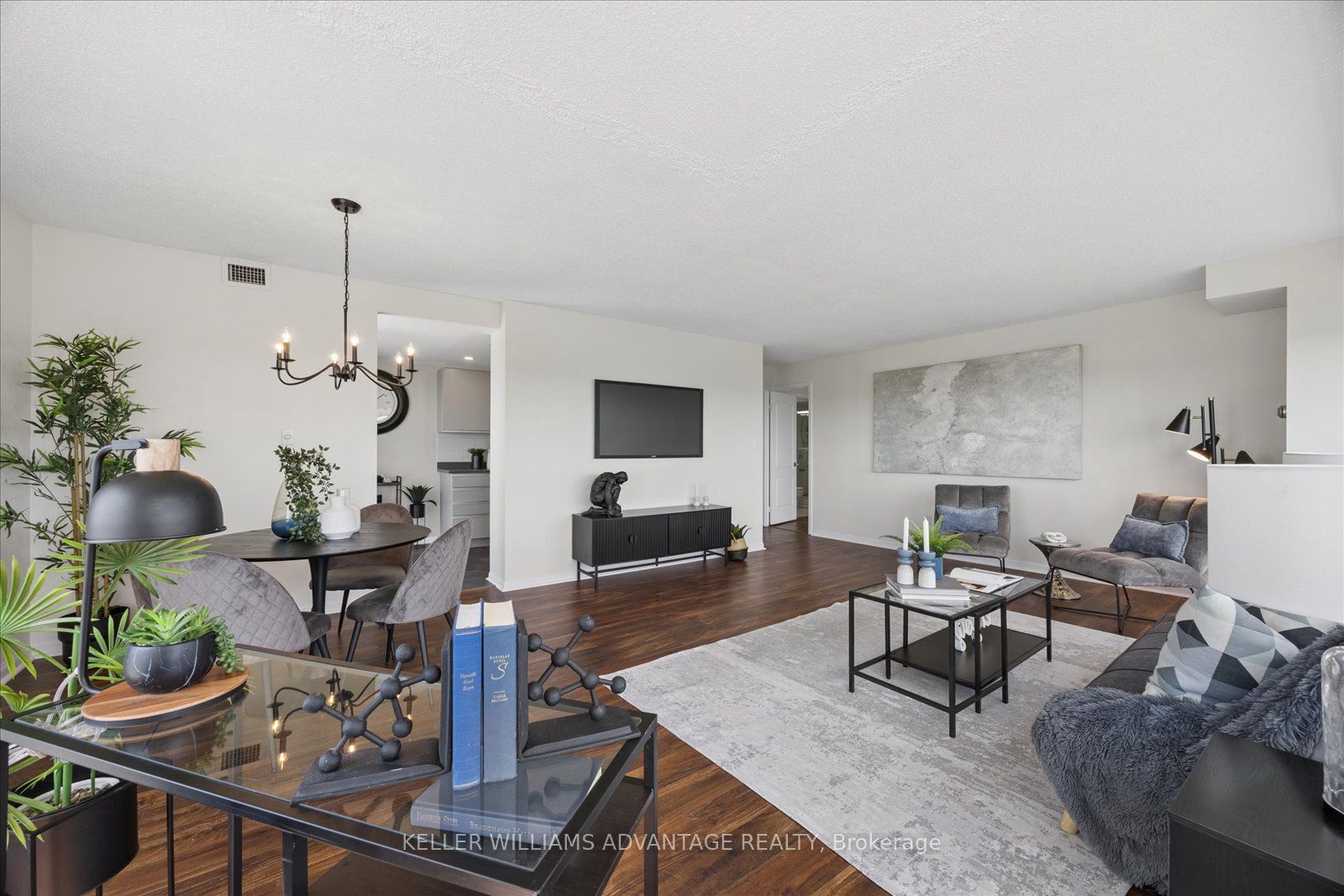 712 Rossland Road E 903