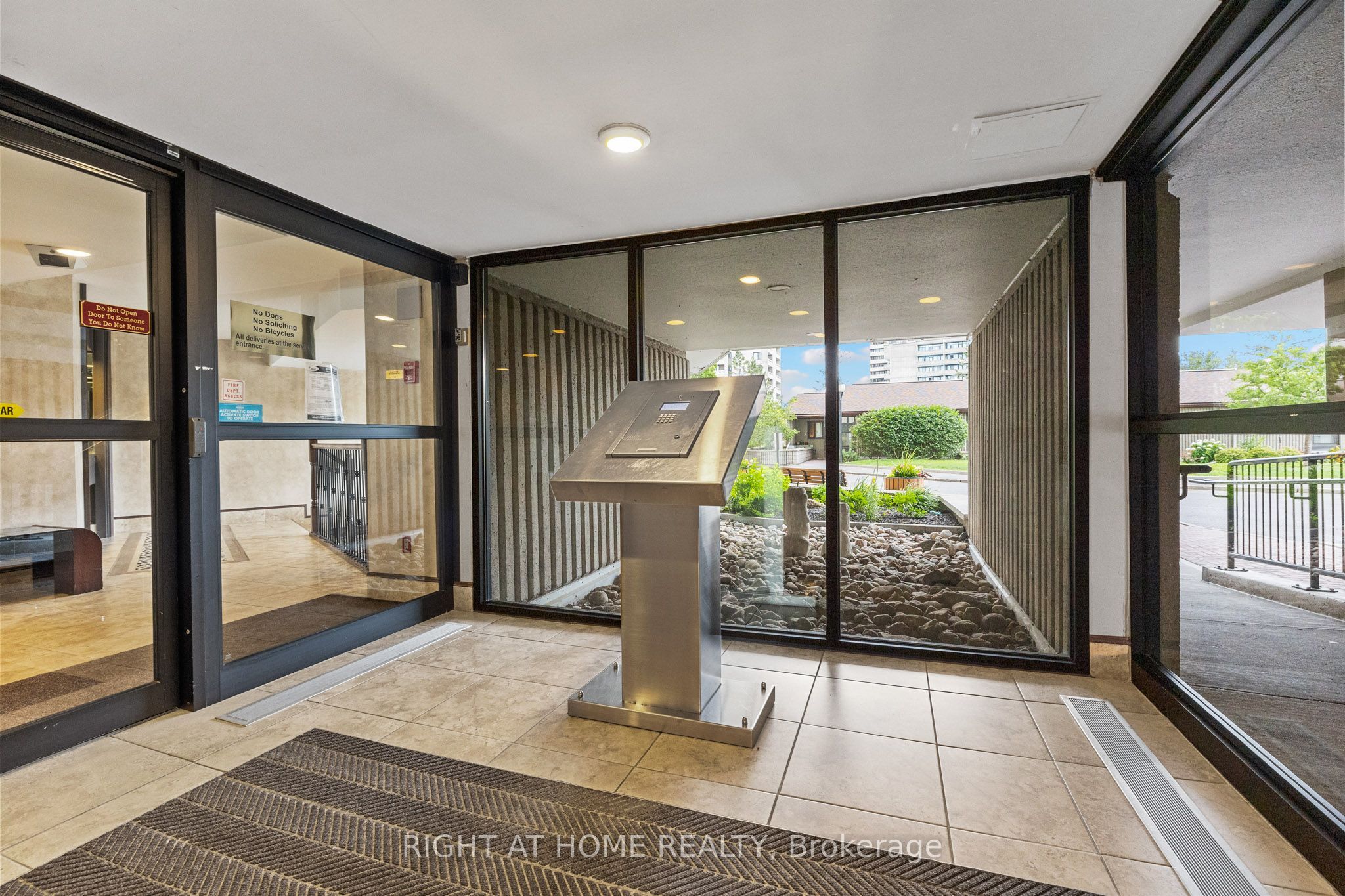 1081 AMBLESIDE Drive 306