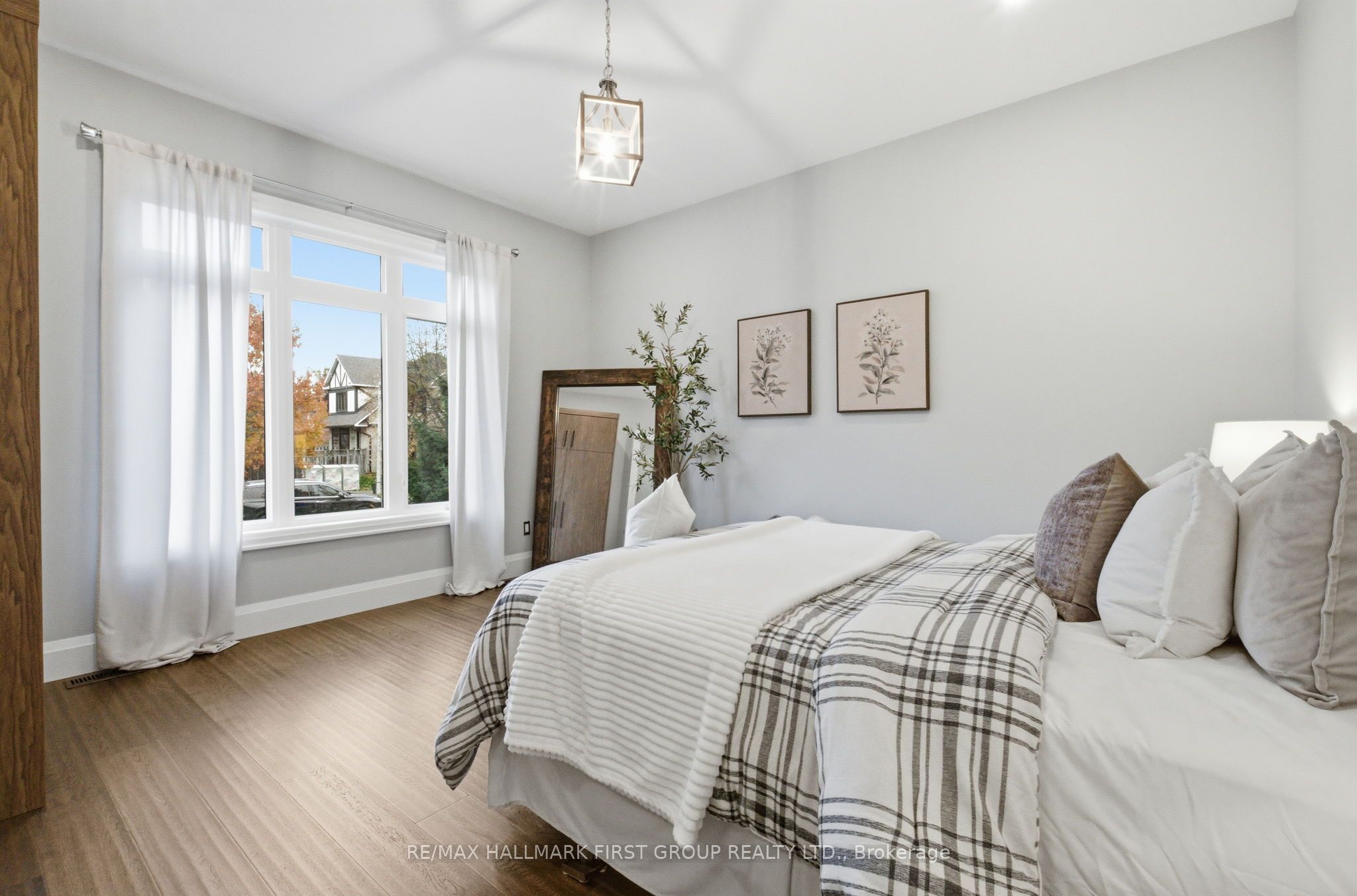 1682 Heathside Crescent