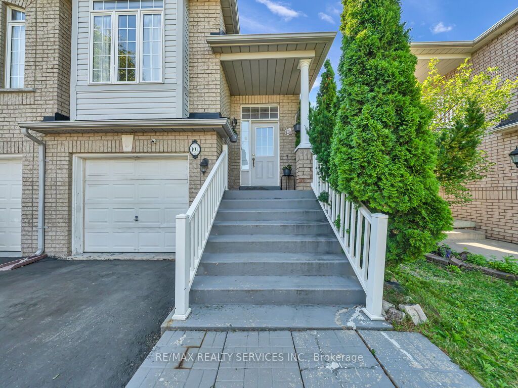101 River Rock Crescent