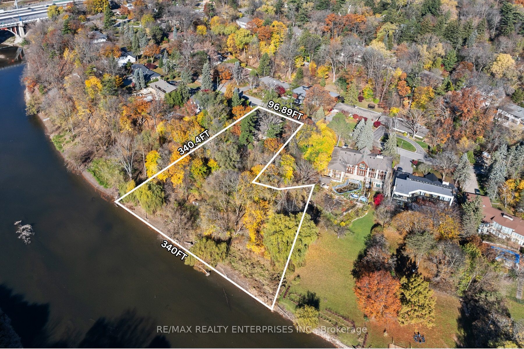 1520 Pinetree Crescent