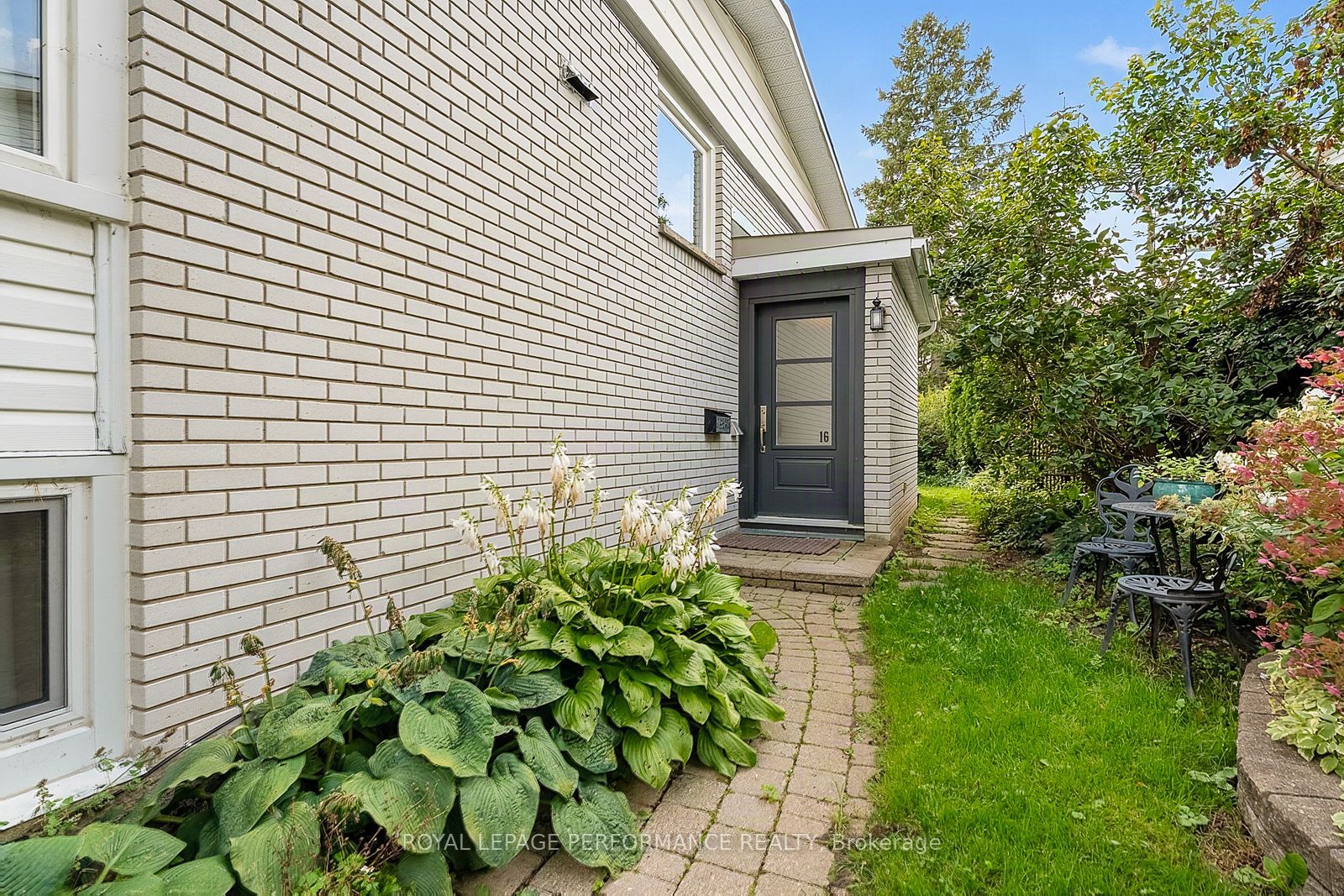 16 Woodmount Crescent