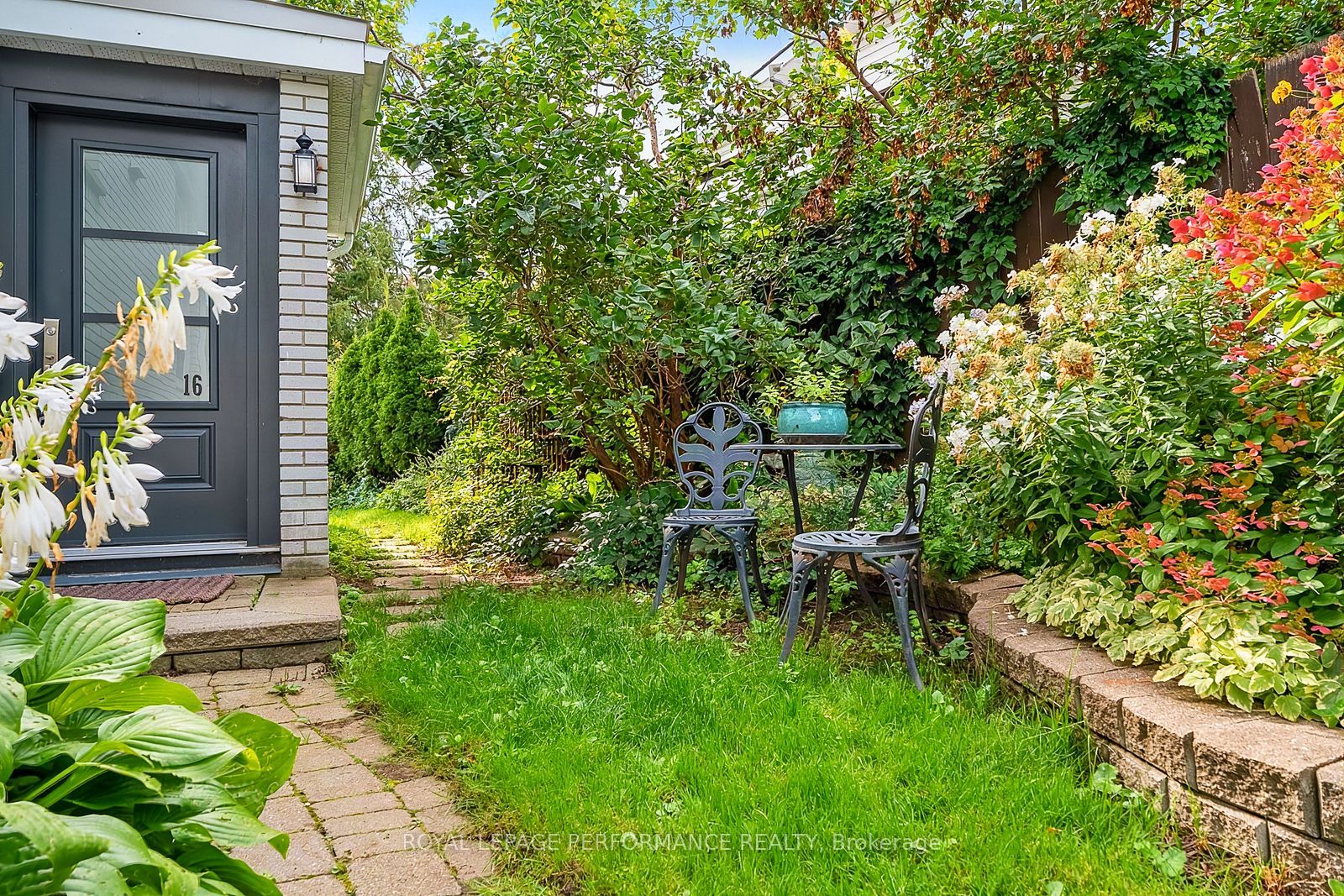 16 Woodmount Crescent