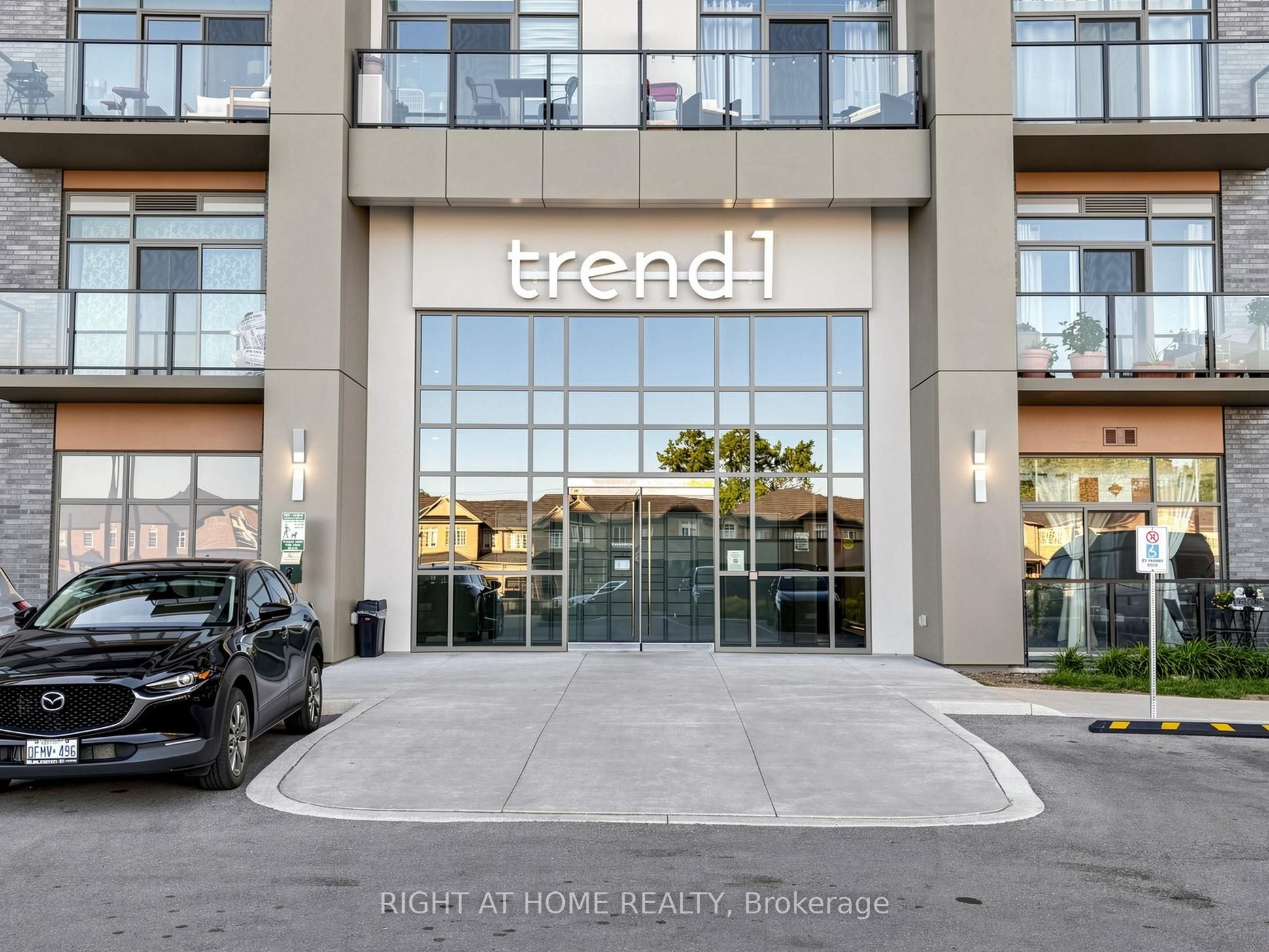 450 Dundas Street E 1013