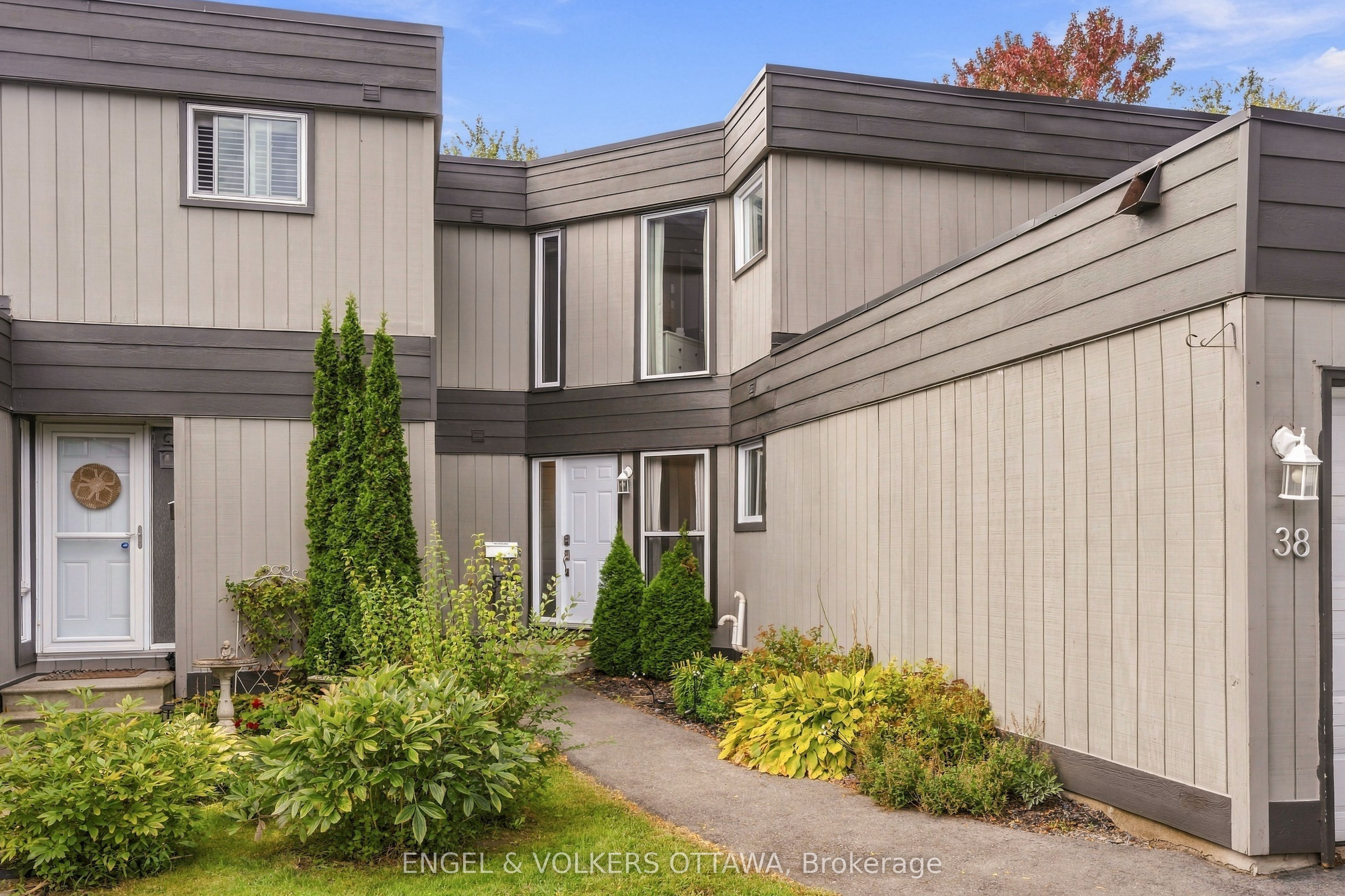 38 Compata Way
