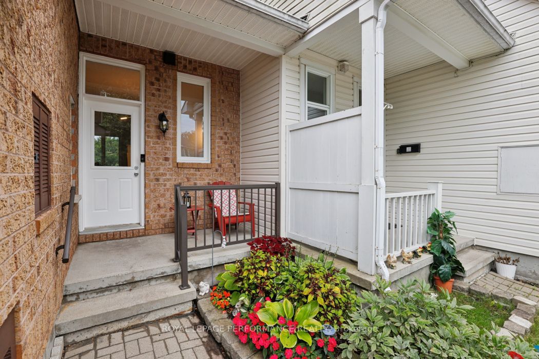 1887 Hennessy Crescent