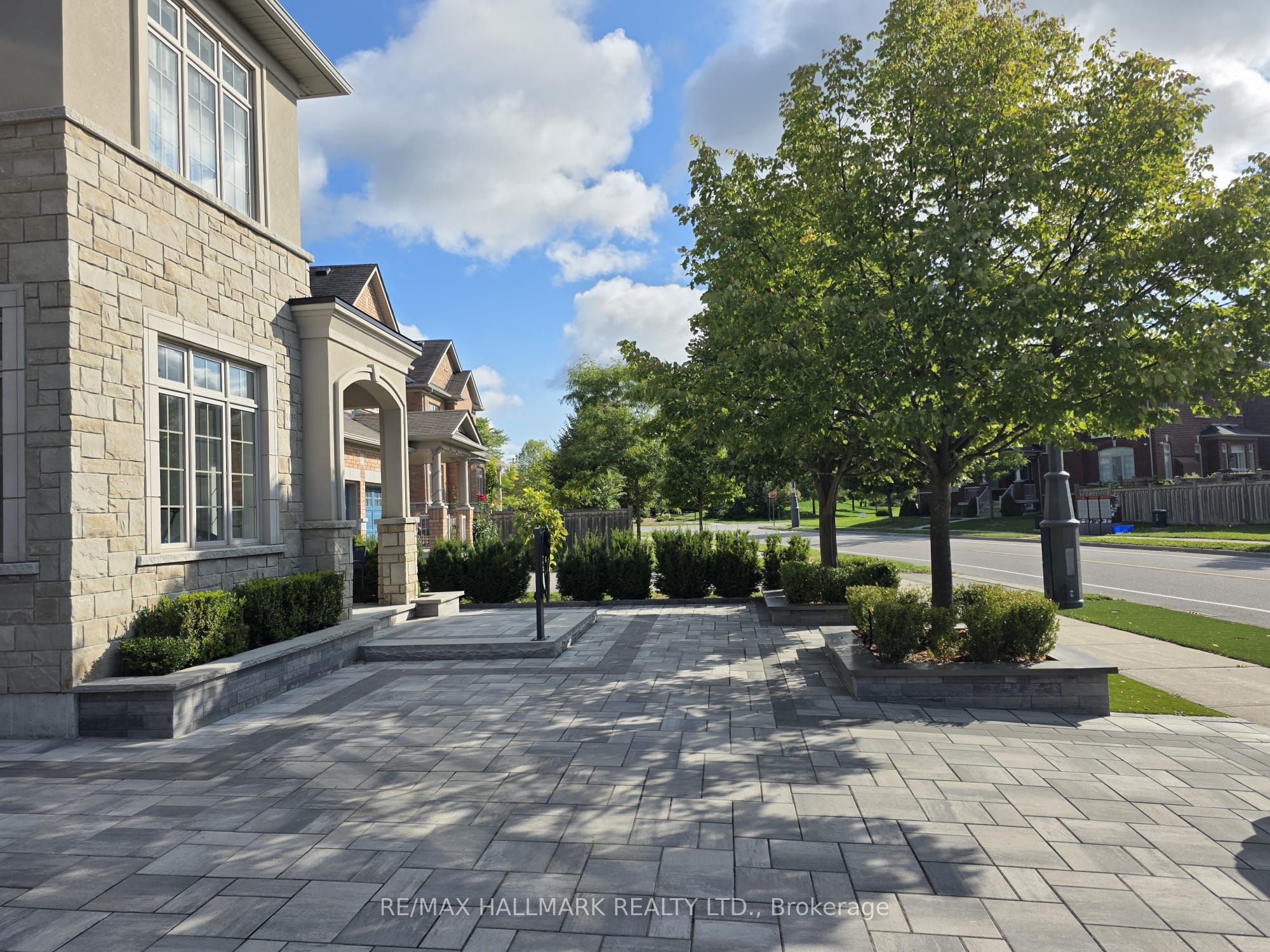 1135 Cenotaph Boulevard