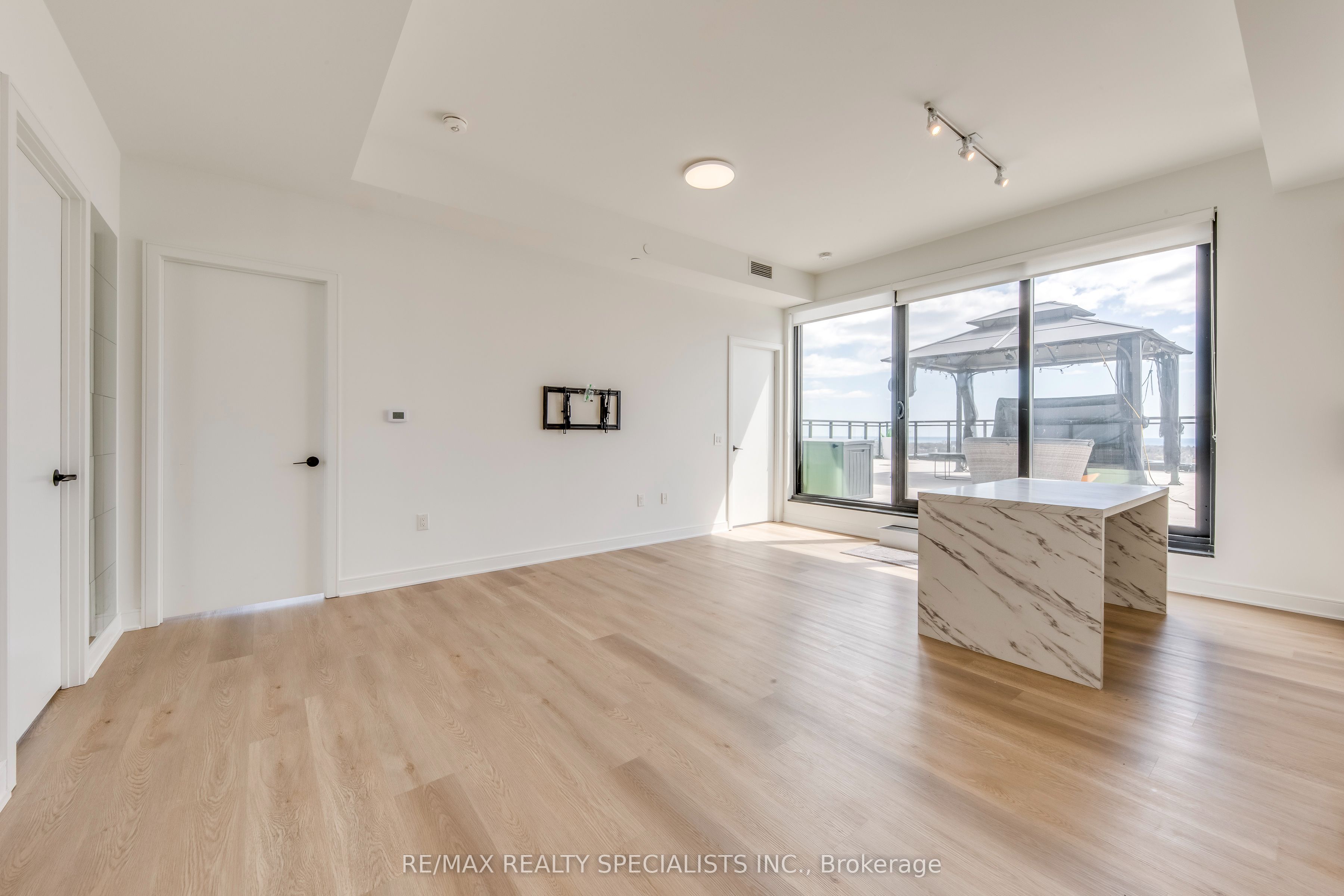 86 Dundas Street E 1711