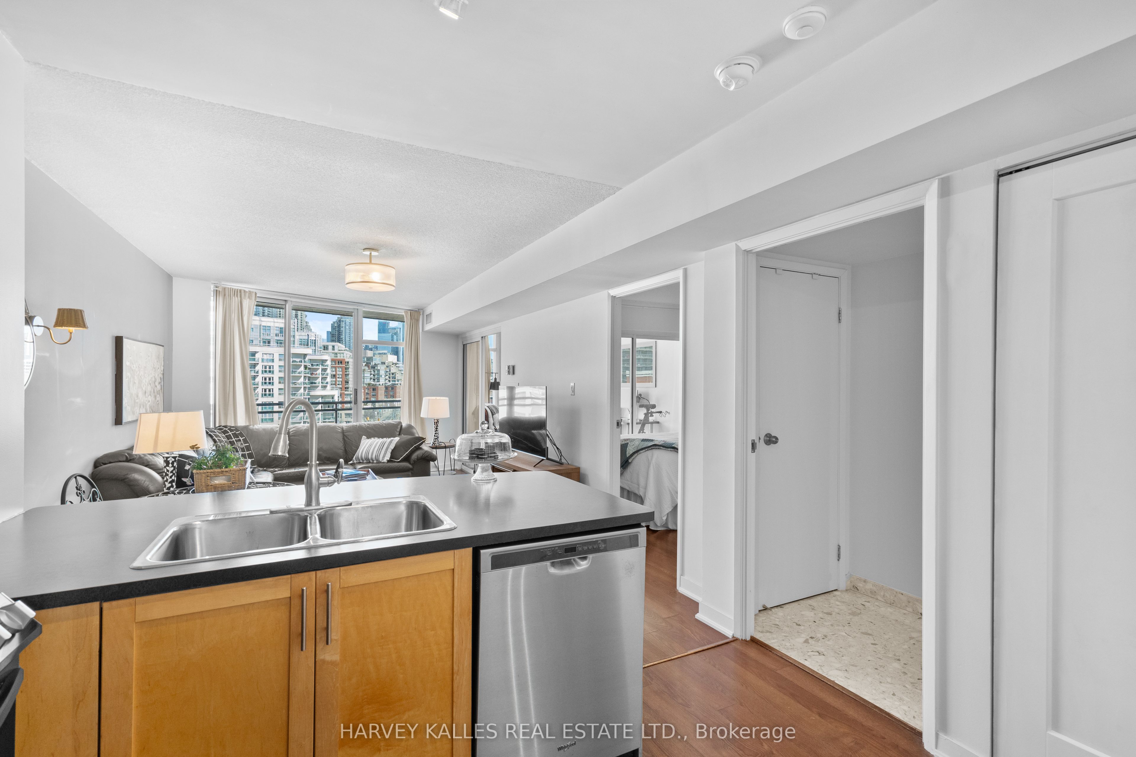 650 Queens Quay N/A W 803