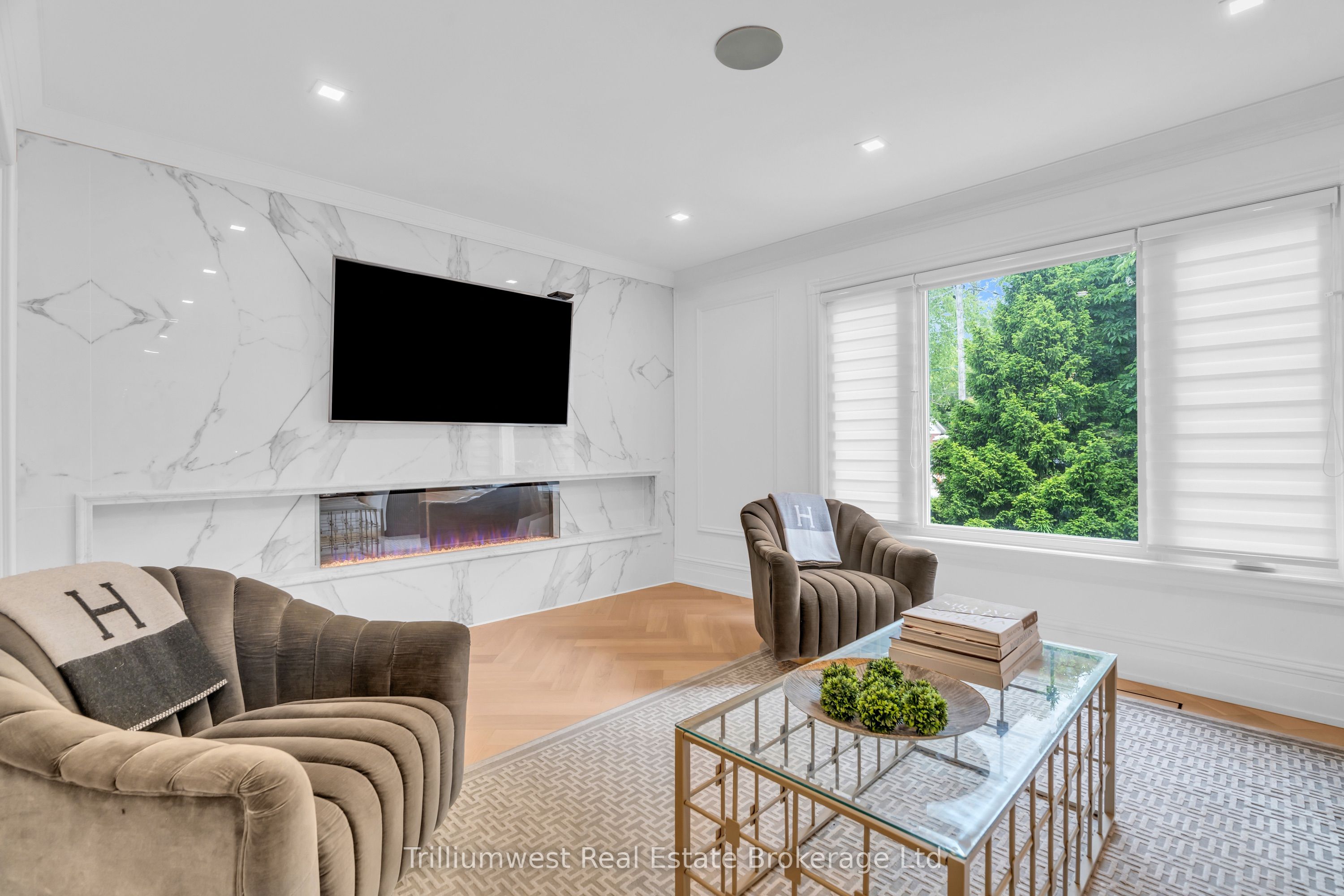 89 University Avenue W