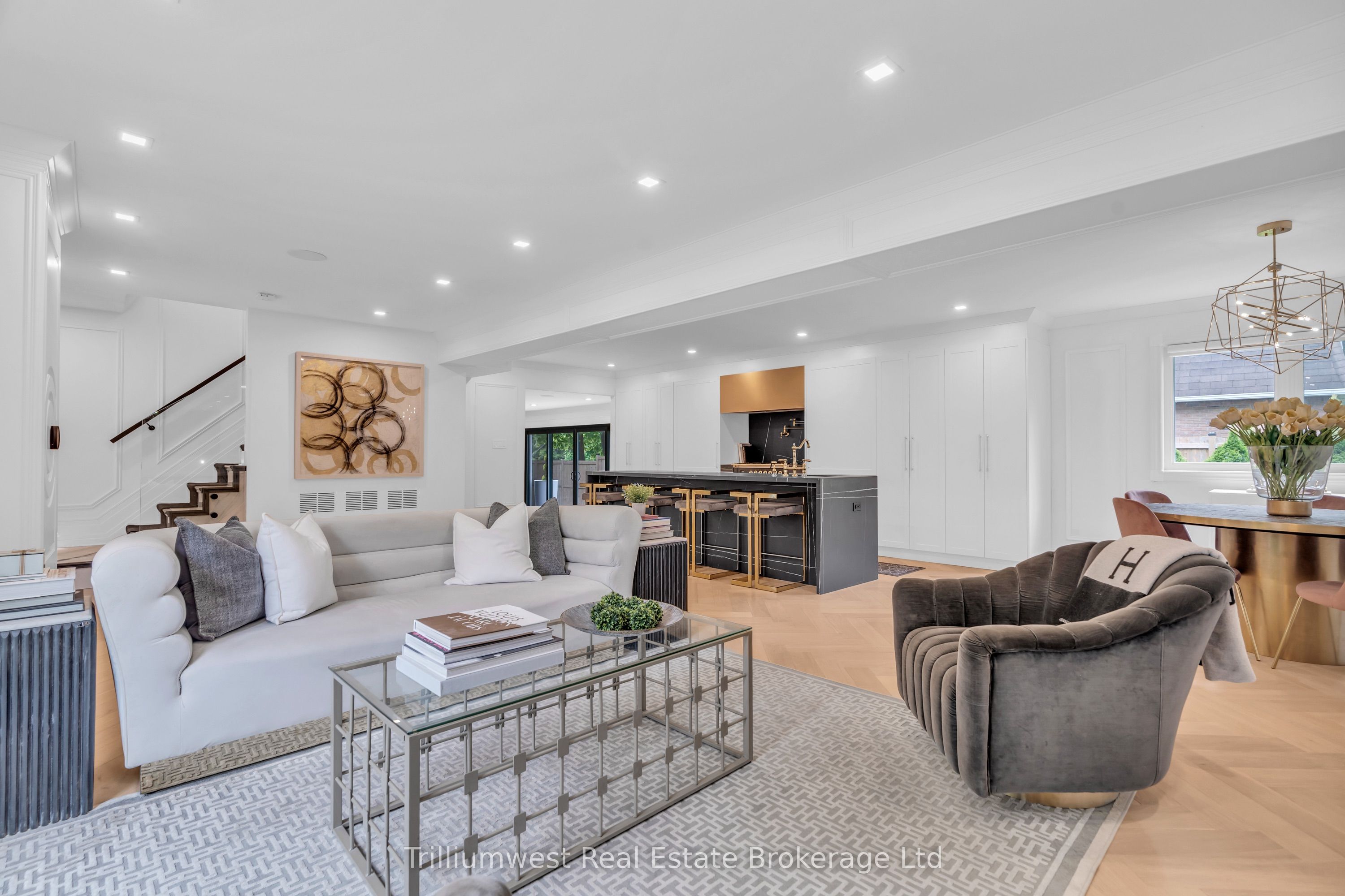 89 University Avenue W