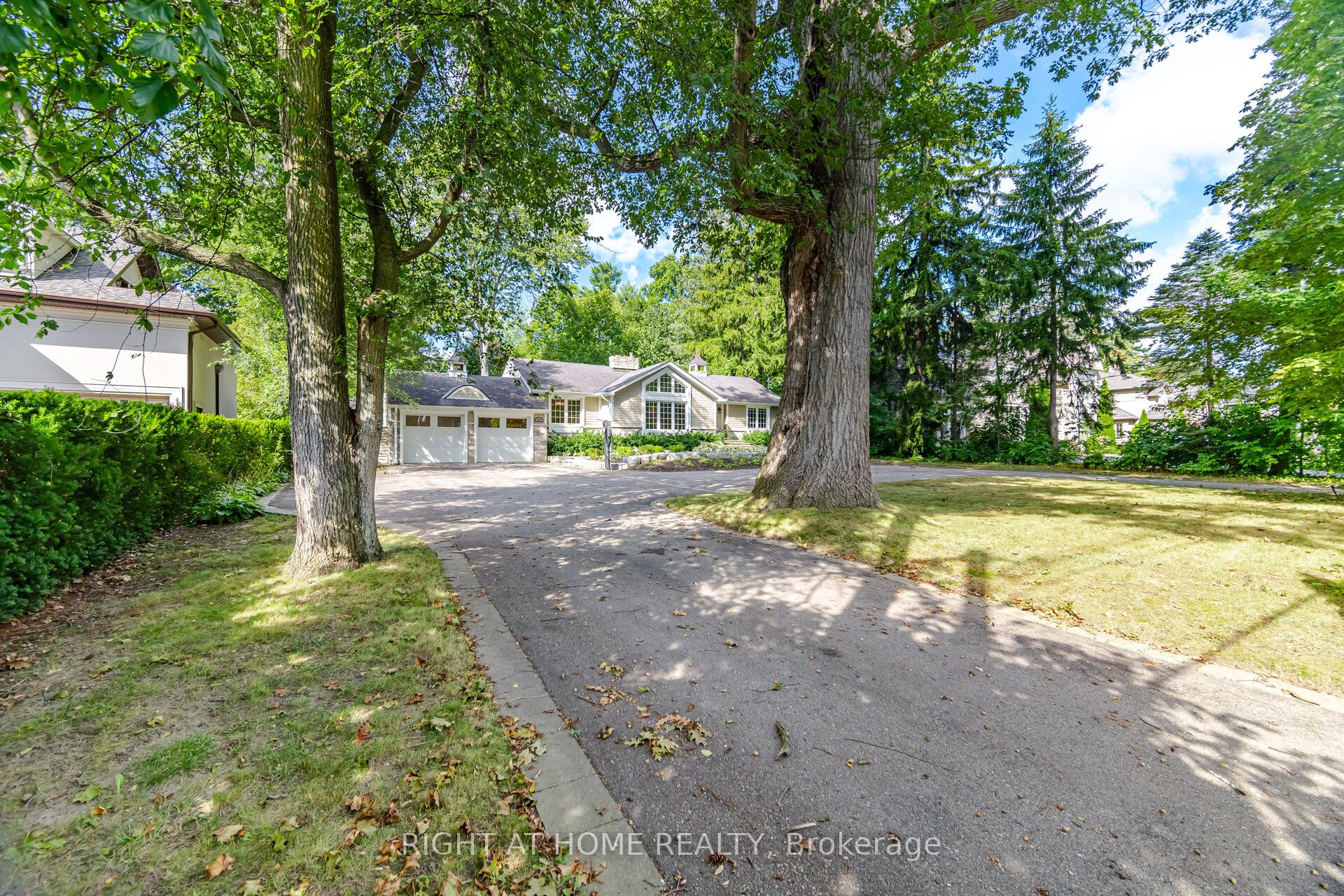 1037 Lakeshore Road W