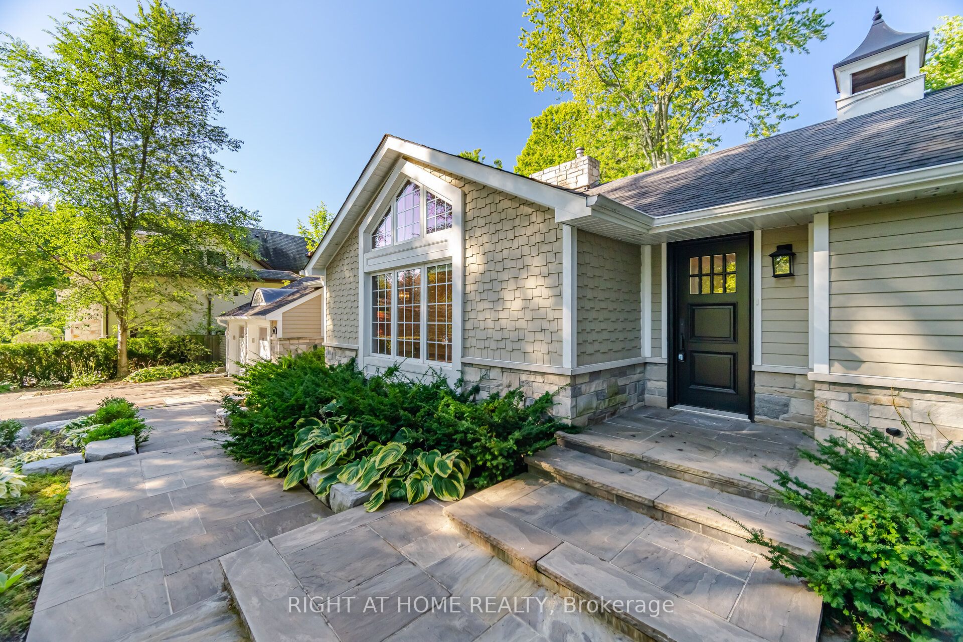 1037 Lakeshore Road W