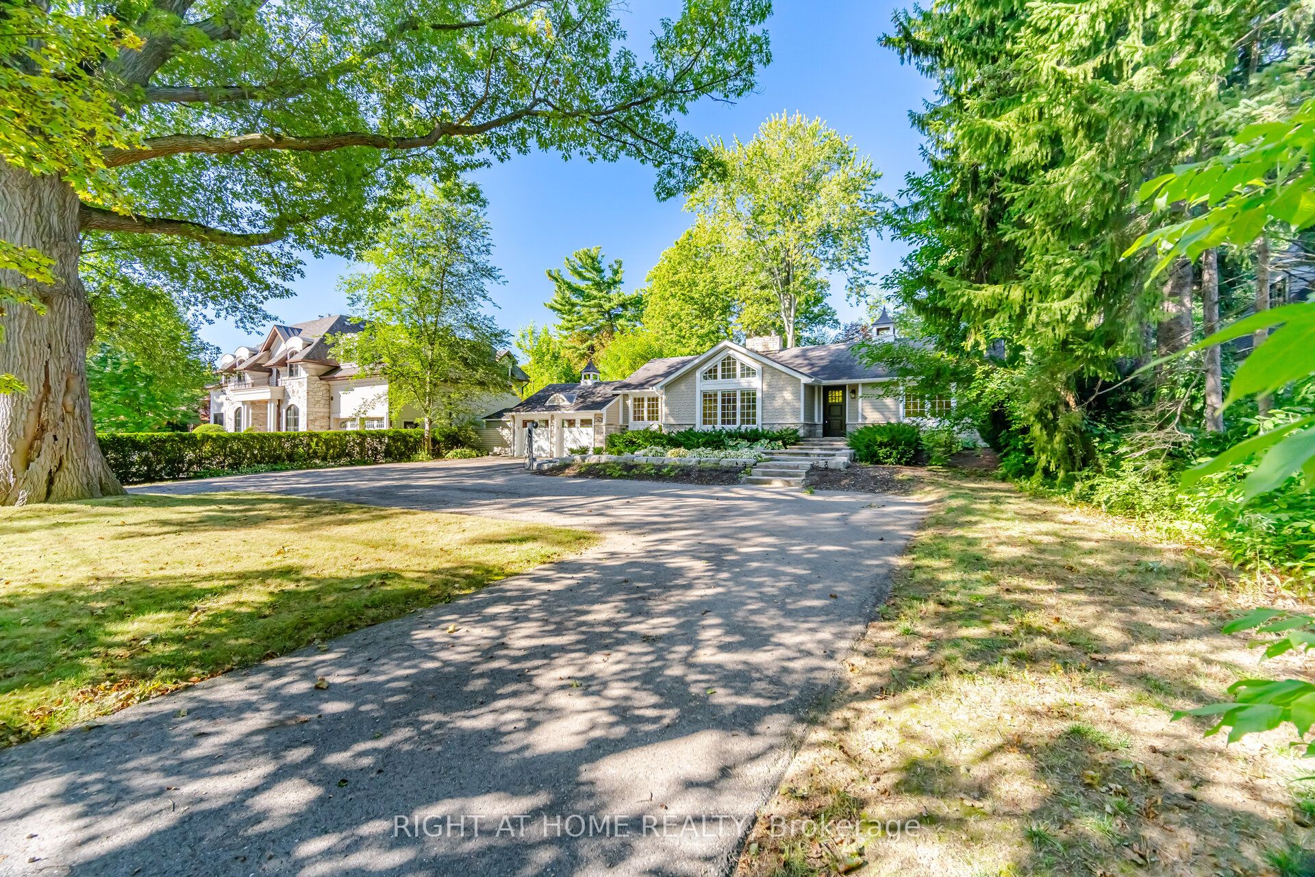 1037 Lakeshore Road W