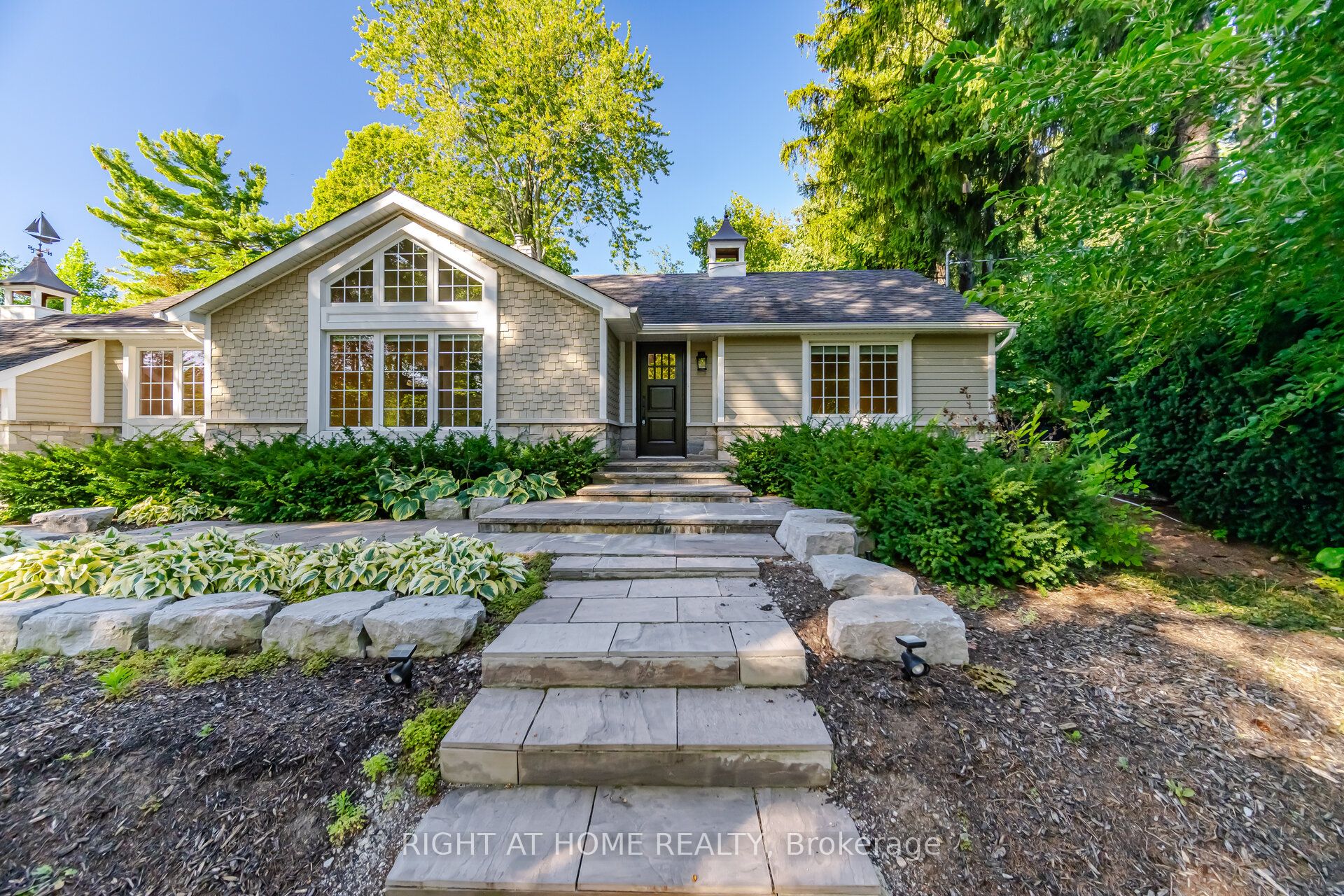 1037 Lakeshore Road W