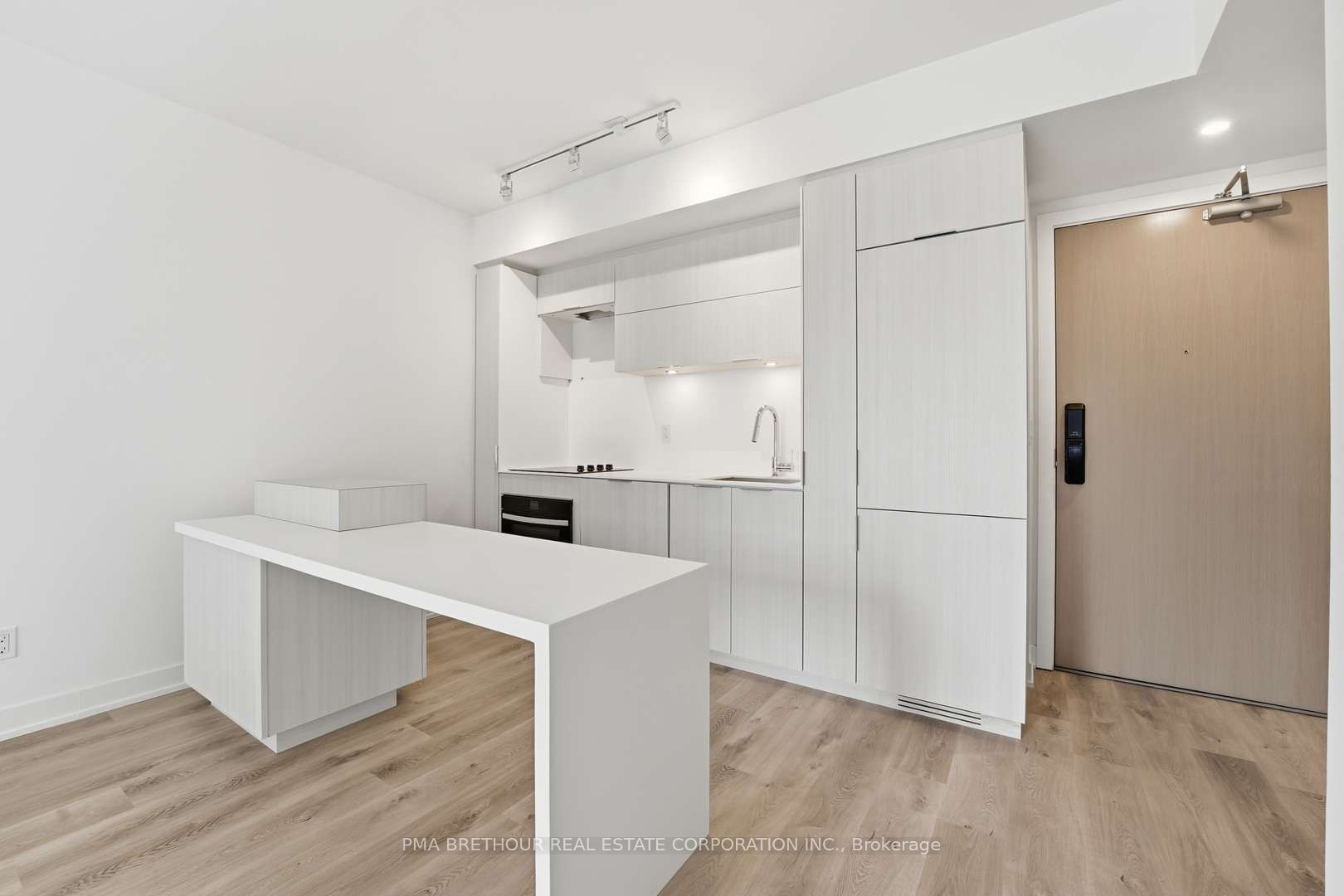 370 Martha Street 909