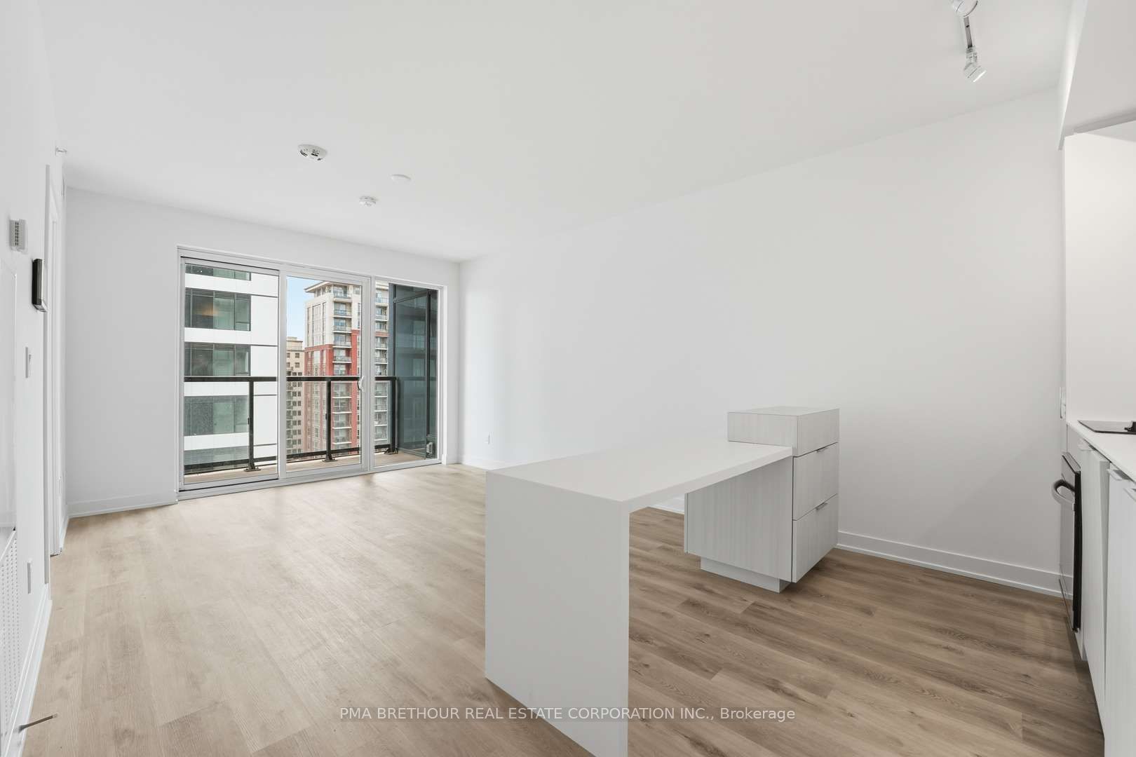 370 Martha Street 909
