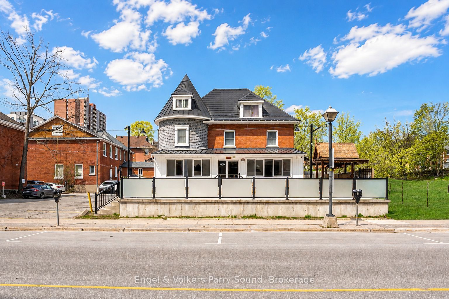 168 Dunlop Street E
