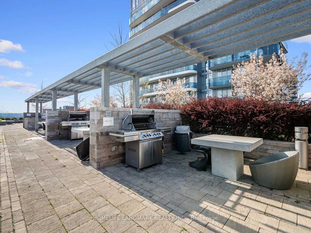 9471 Yonge Street 745