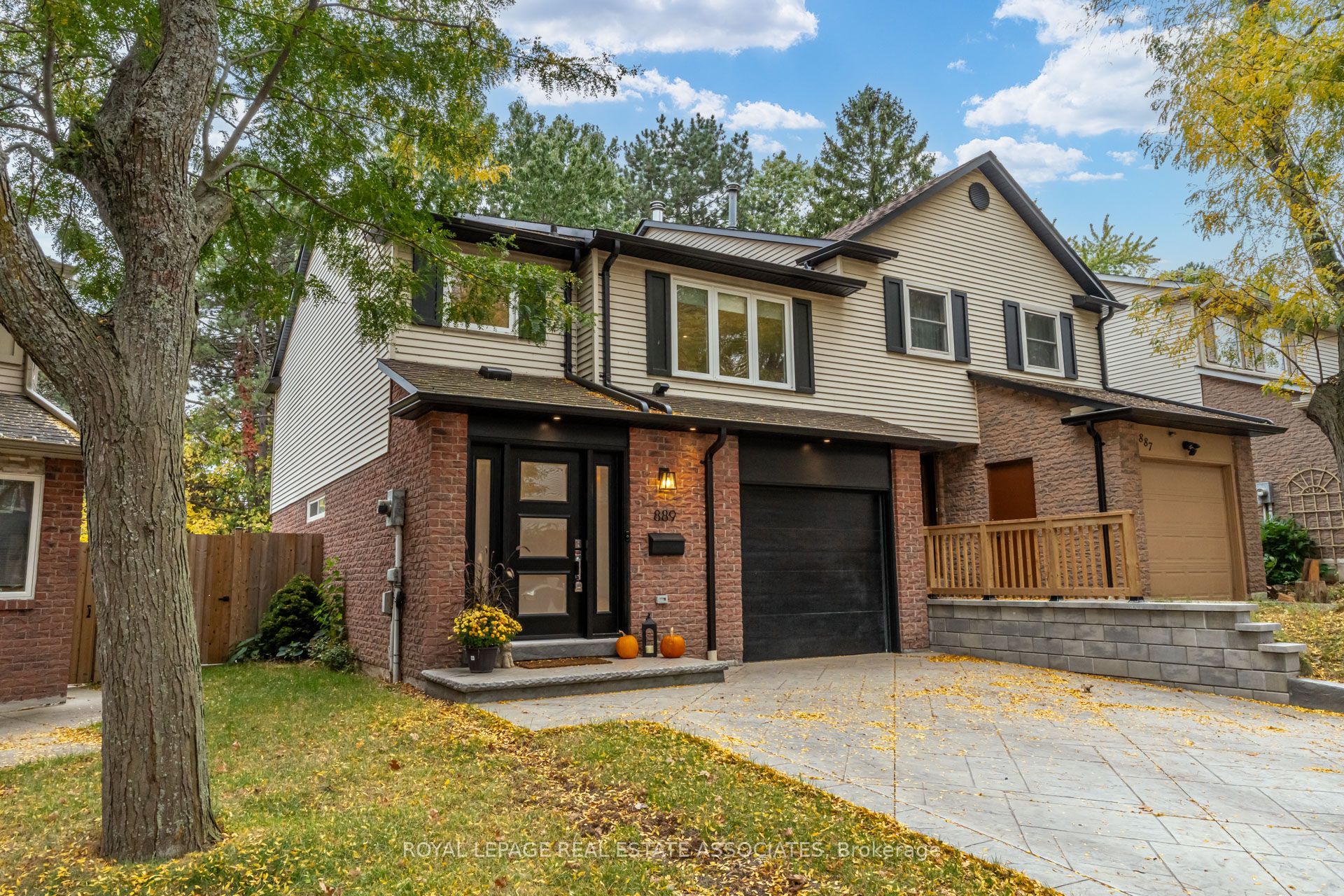 889 Sweetwater Crescent