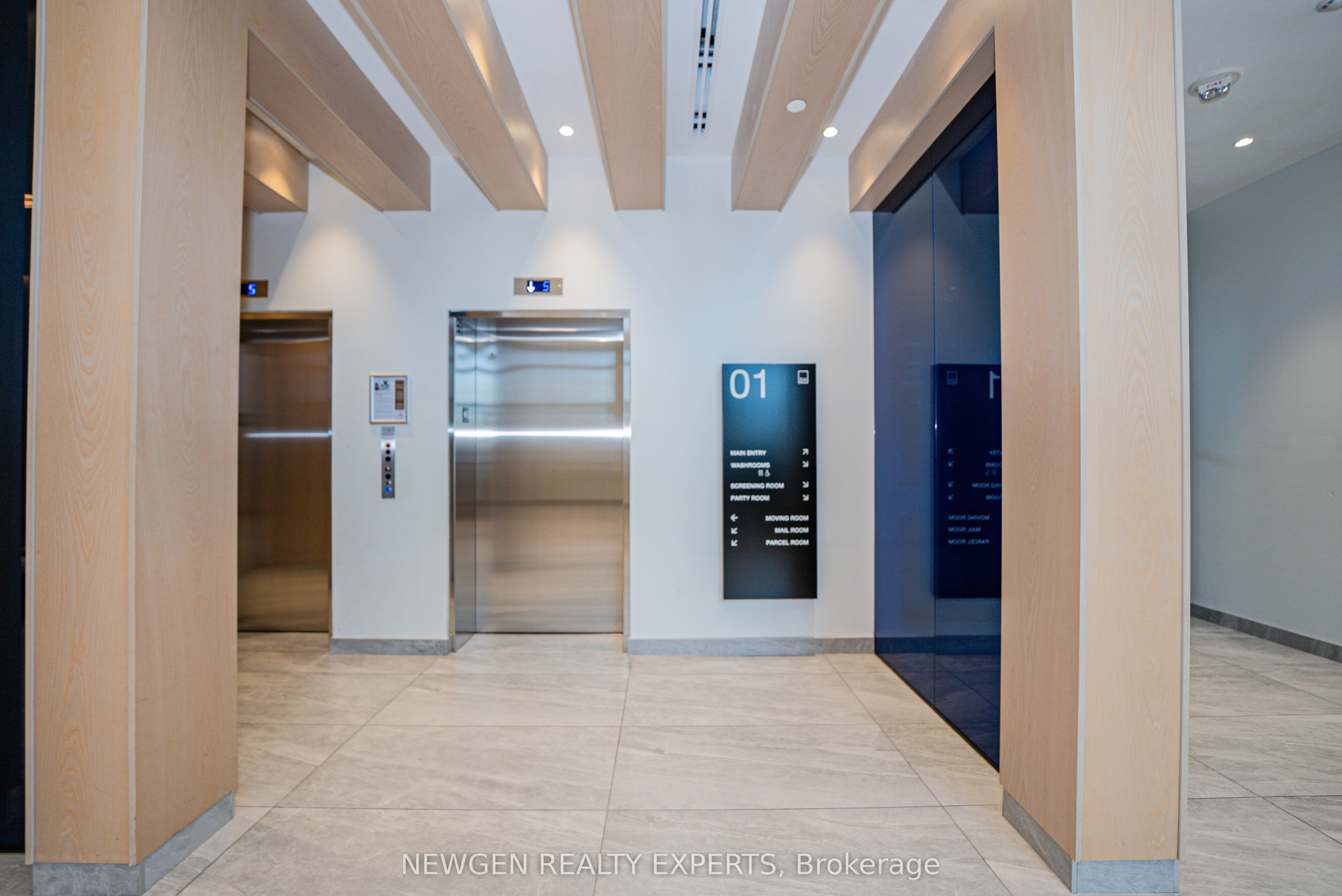 86 Dundas Street E 916