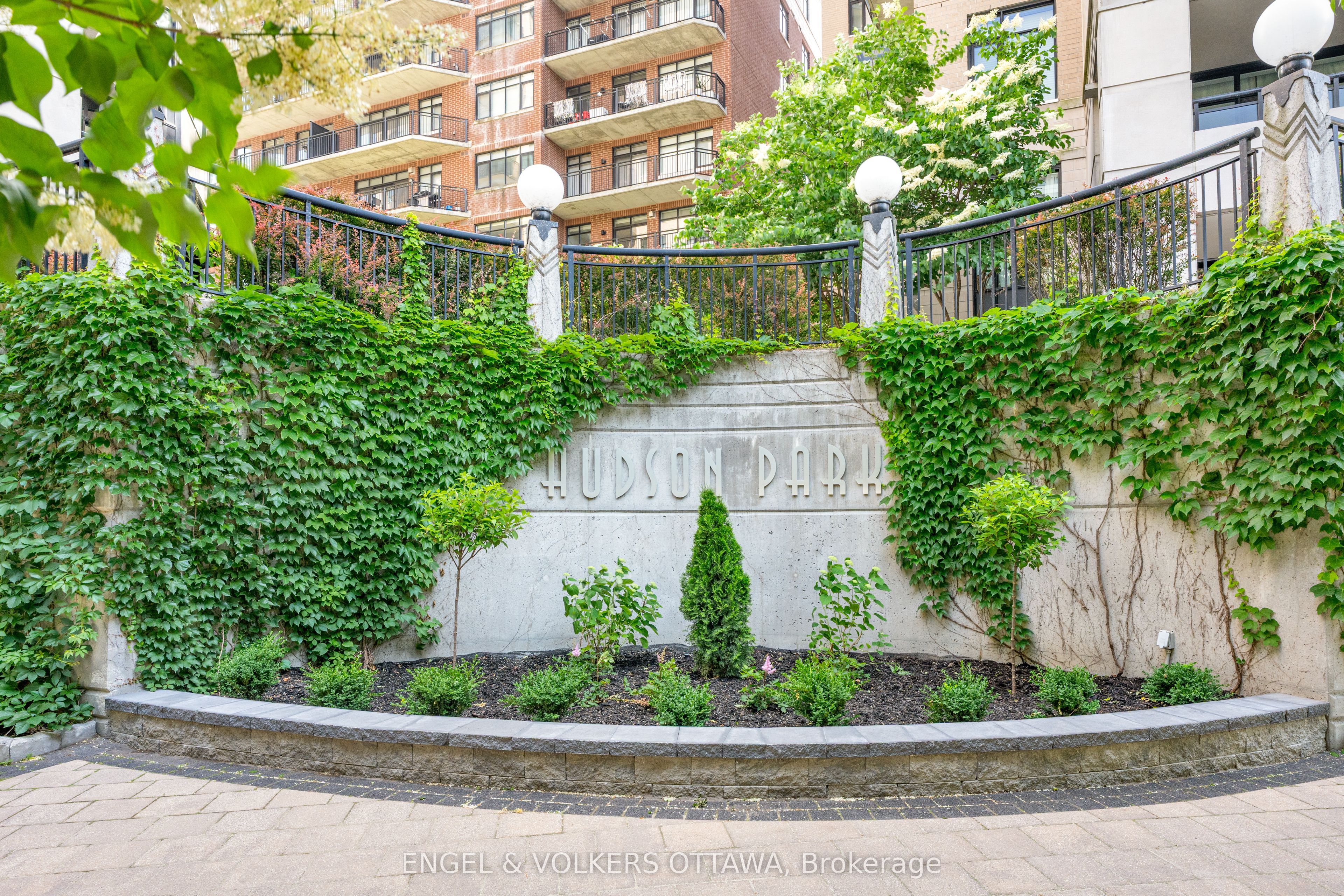 235 Kent Street 711