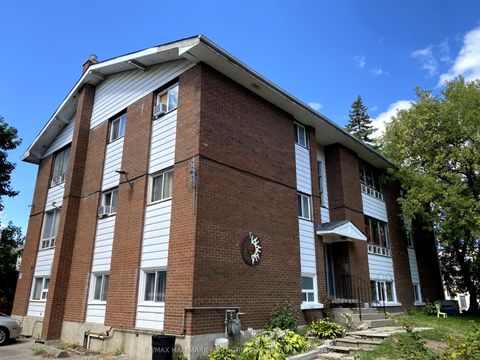 11 Fairbanks Street Oshawa ON L1H 2L7