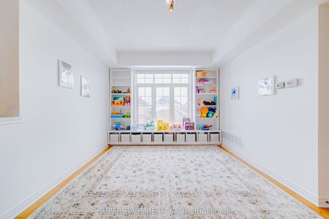 30 Greensborough Village Circle 22 Markham ON L6E 1Z1