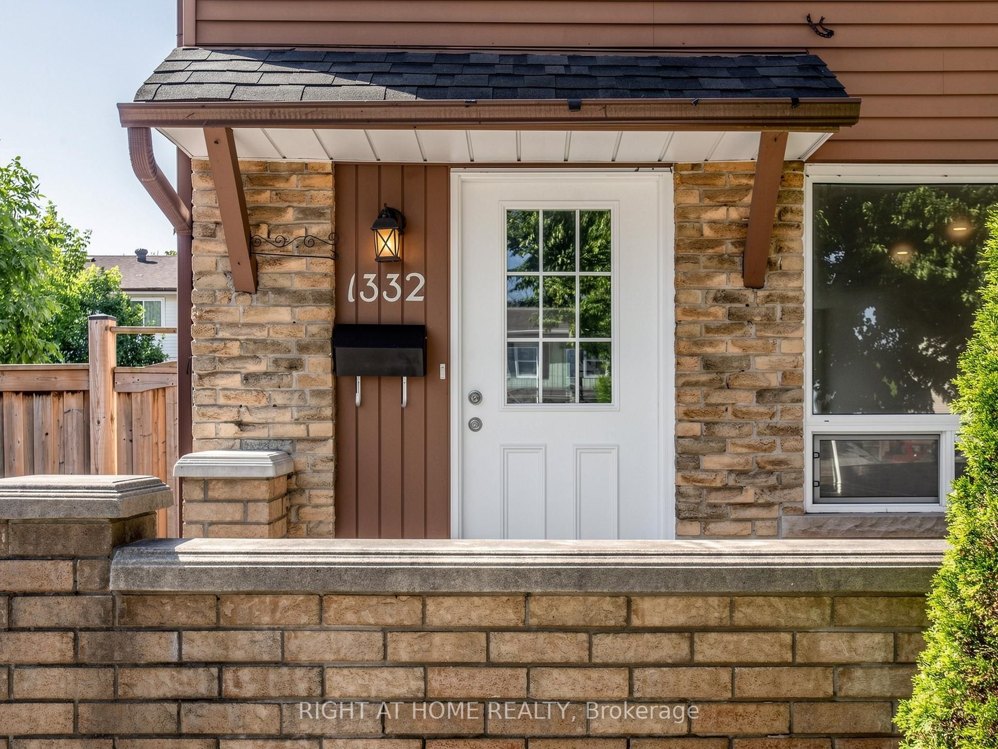 1332 Fenelon Crescent