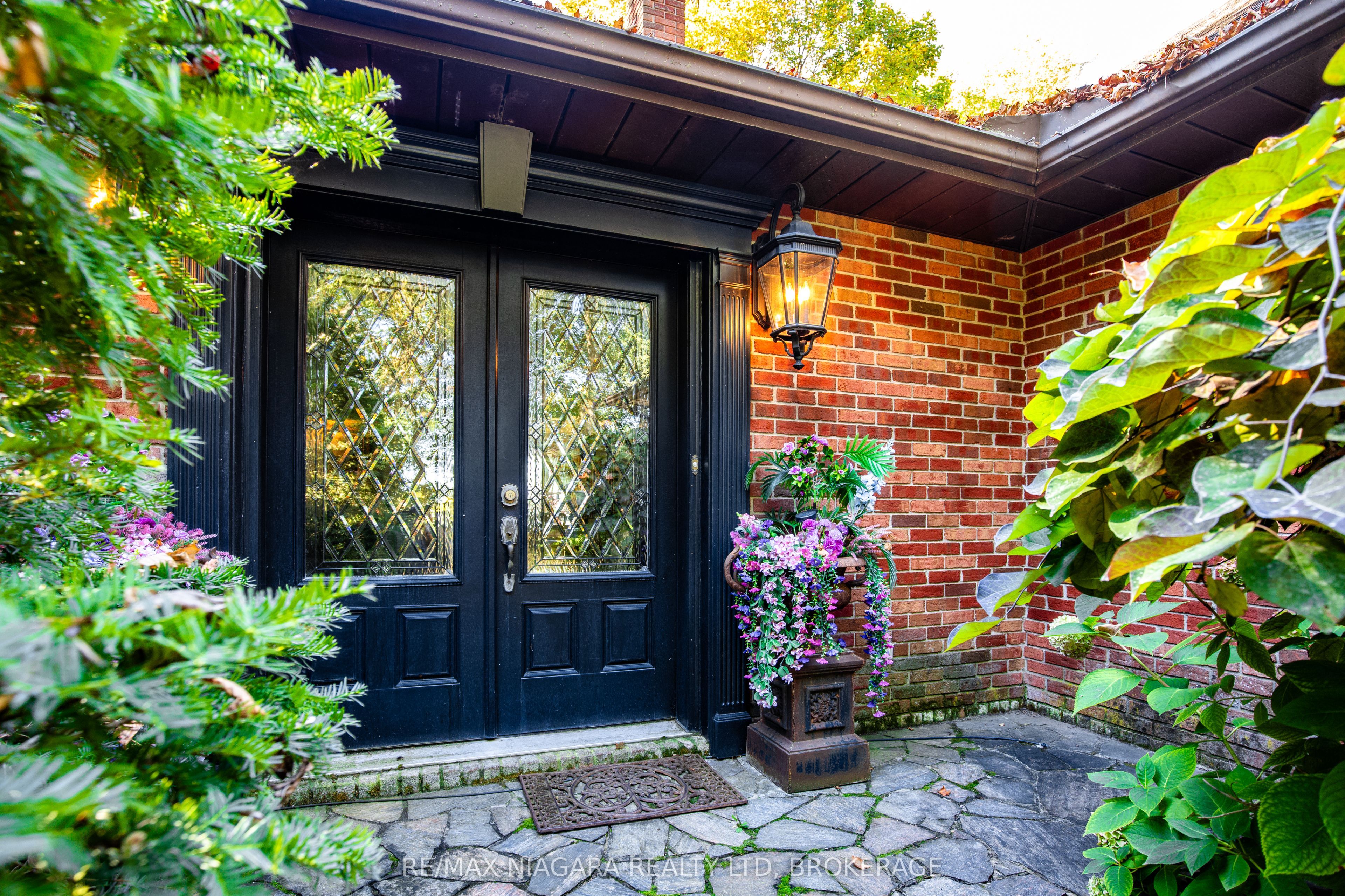 735 Lakeshore Road E