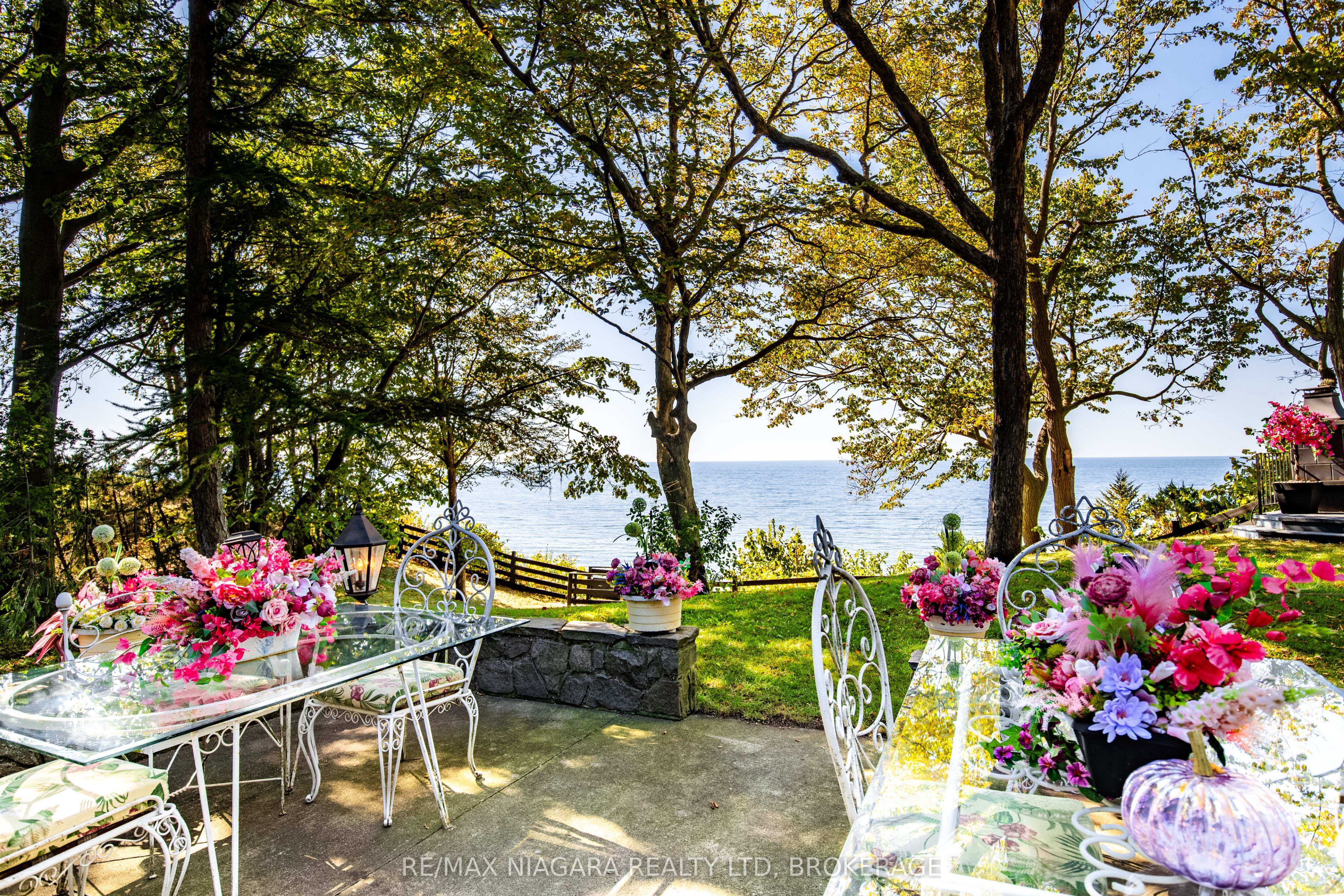 735 Lakeshore Road E