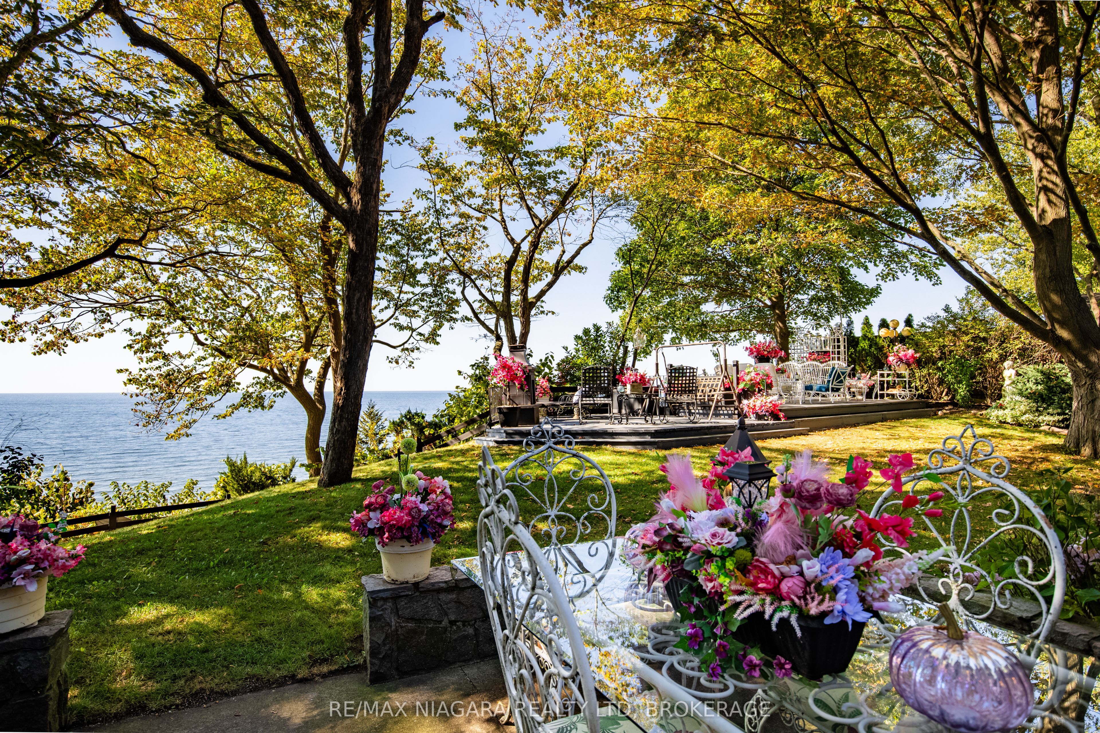 735 Lakeshore Road E