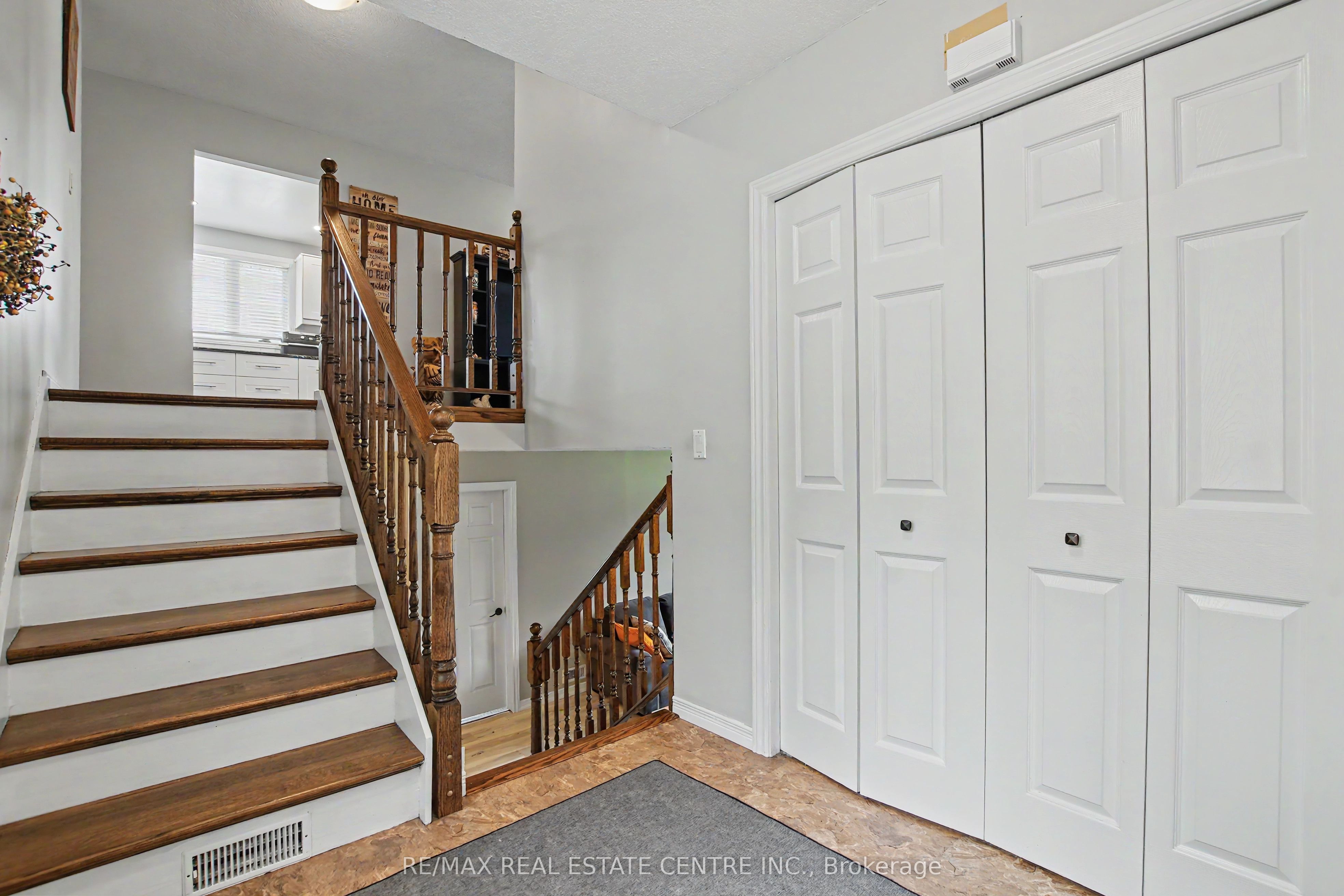 1045 Queens Bush Road