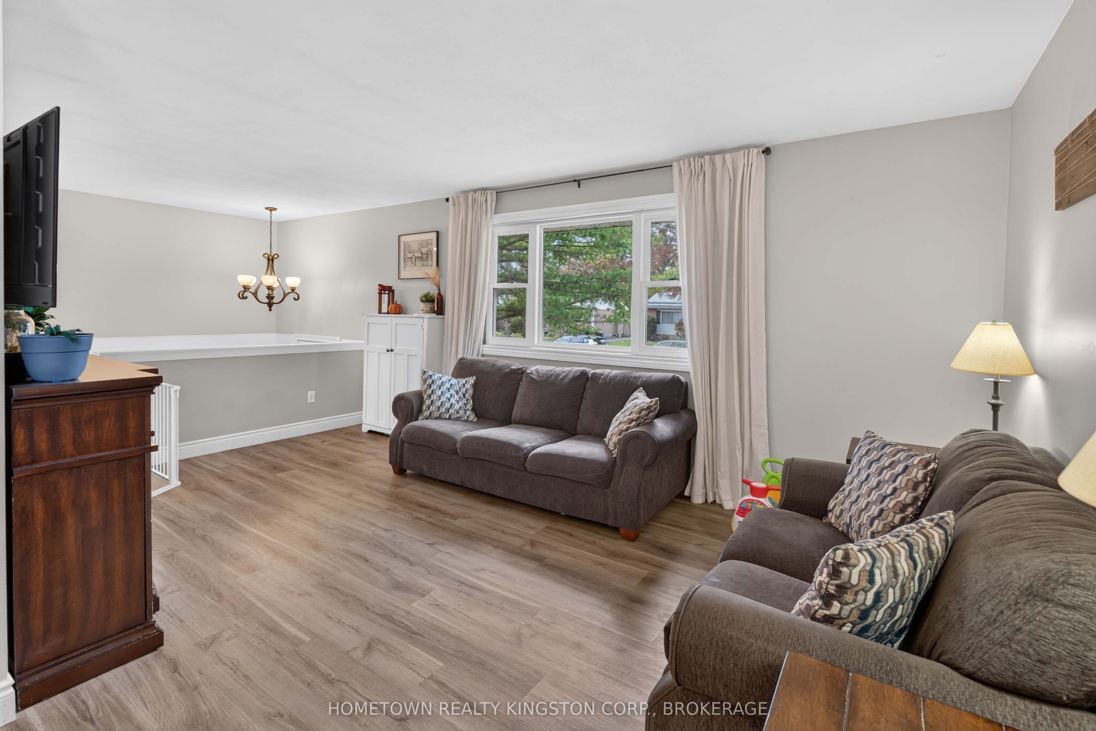 192 Camberley Crescent