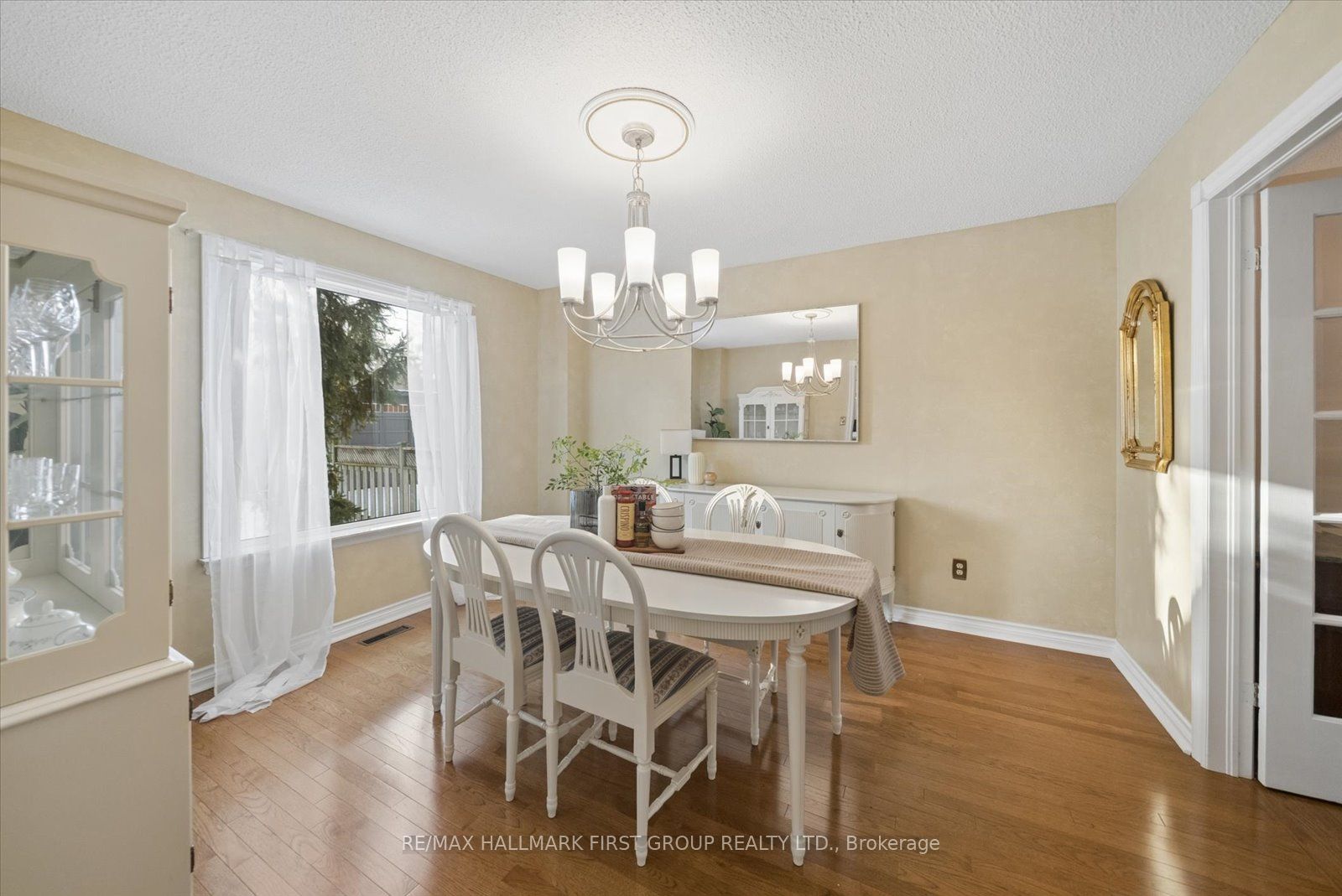 1674 Heathside Crescent