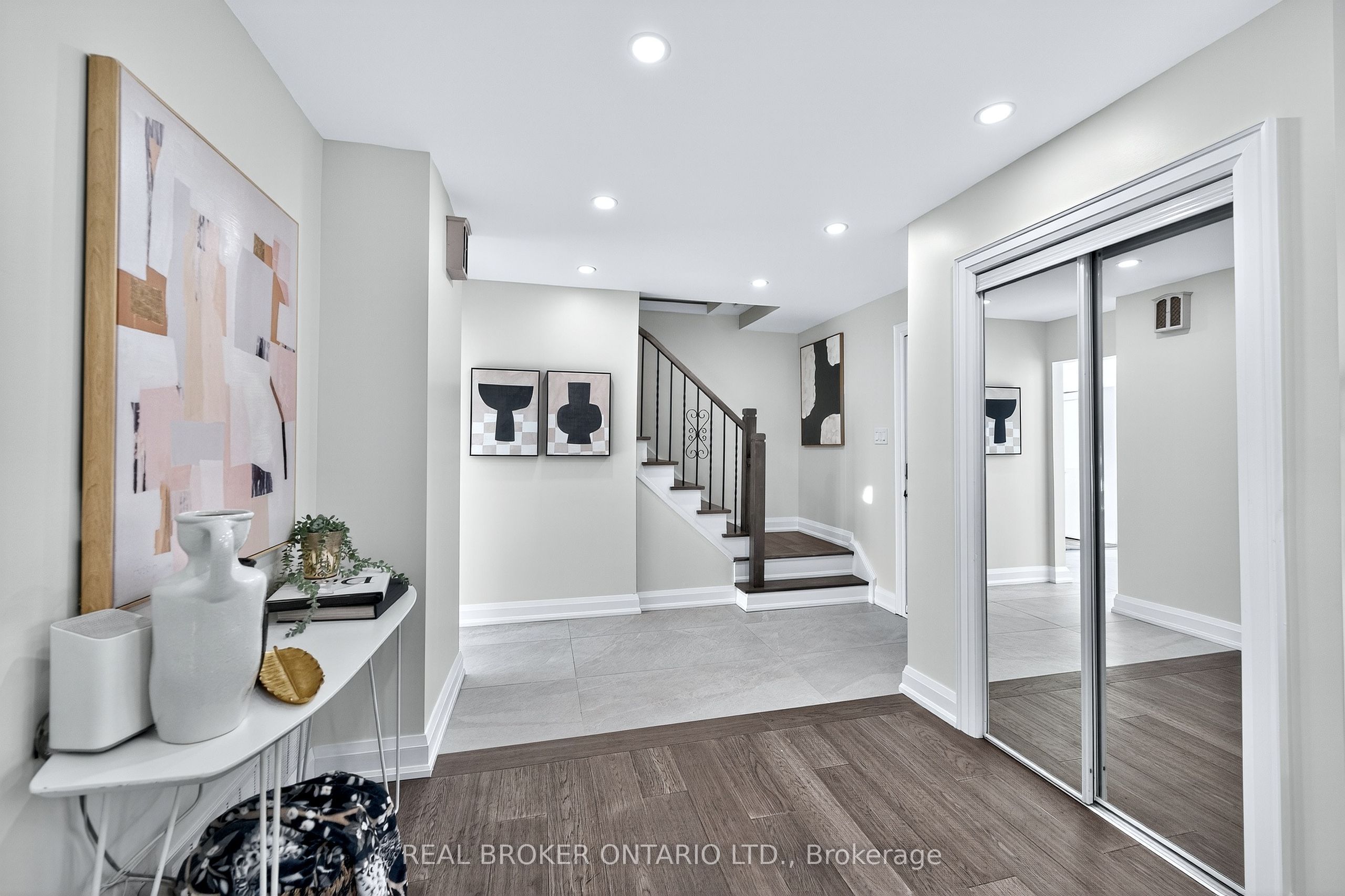 10 Essex Place